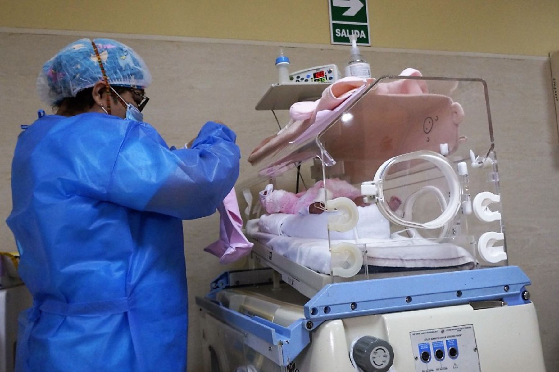 Personal de EsSalud atiende a bebés prematuros en Trujillo. Foto: ANDINA/Difusión