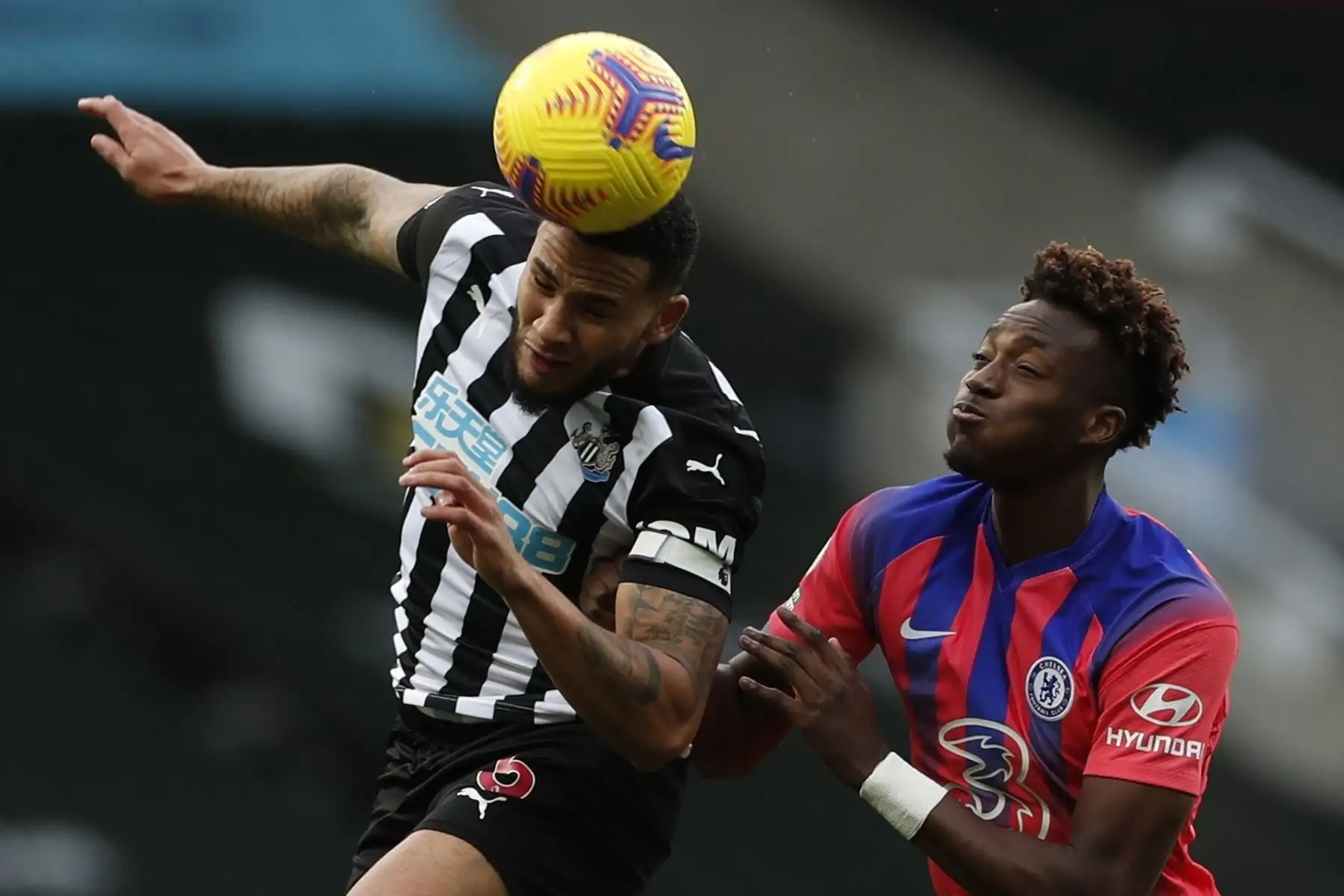 Jamaal Lascelles de Newcastle en acción contra Tammy Abraham de Chelsea durante el partido de fútbol de la Premier League inglesa. Foto: EFE