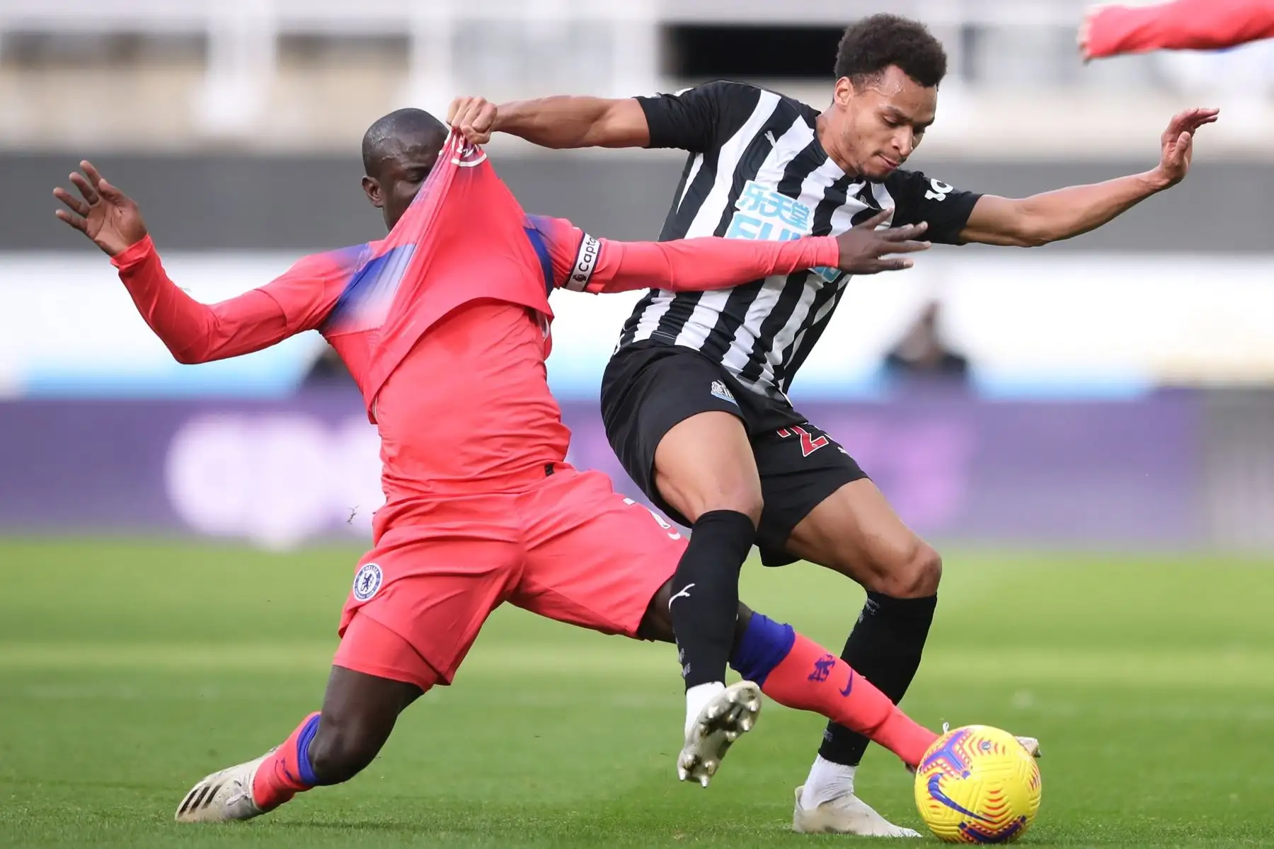 Jacob Murphy de Newcastle en acción contra N