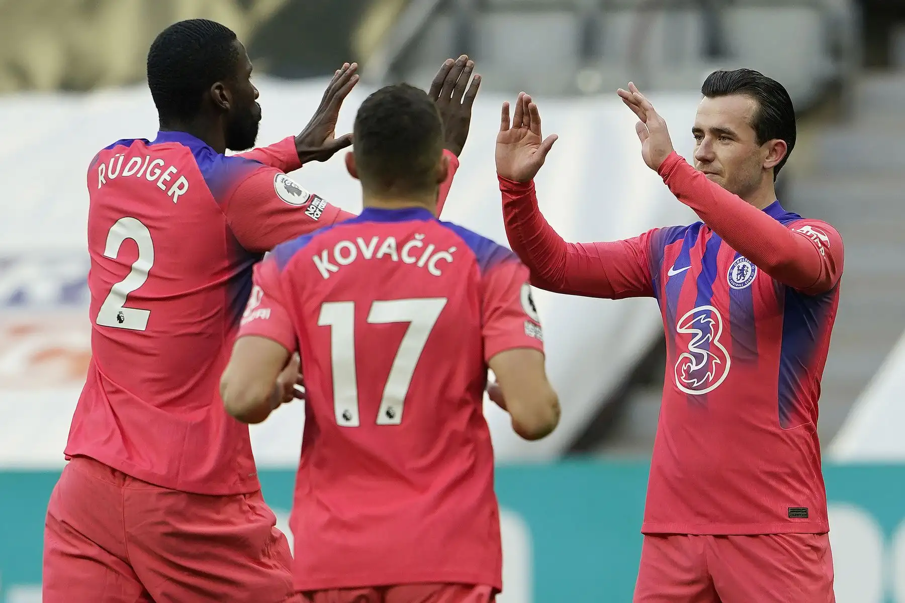 El defensor inglés de Chelsea Ben Chilwell celebra con sus compañeros de equipo después del gol de apertura durante el partido de fútbol de la Premier League inglesa. Foto: AFP