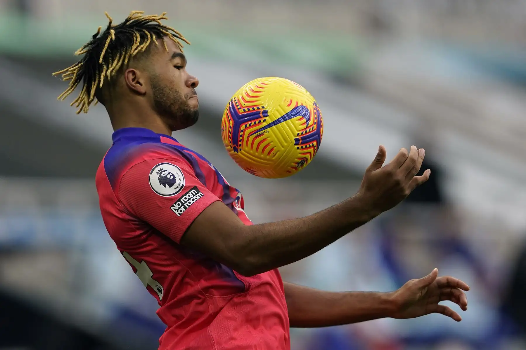 El defensor inglés Reece James del Chelsea controla el balón durante el partido de fútbol de la Premier League inglesa. Foto: AFP