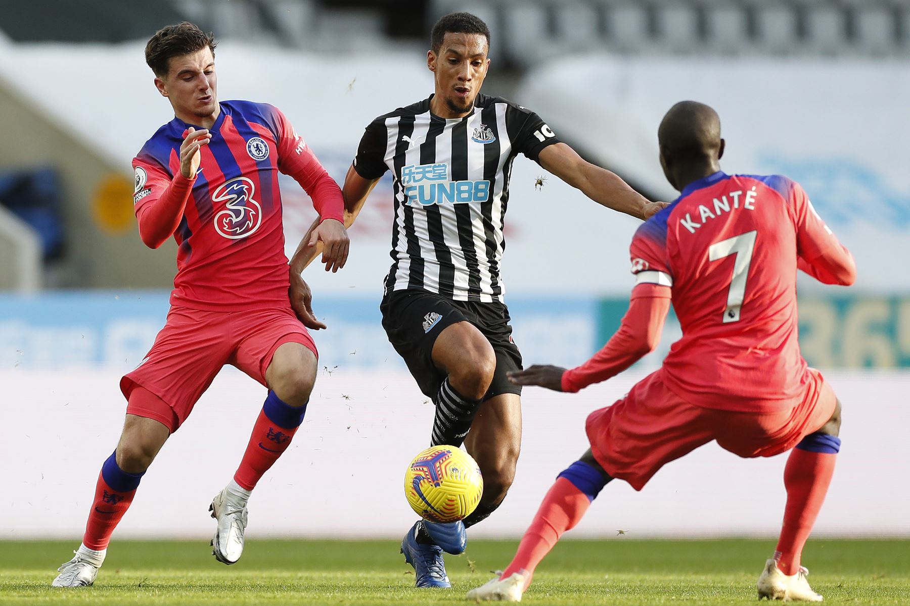 El centrocampista inglés del Newcastle United Isaac Hayden compite contra el centrocampista francés del Chelsea N