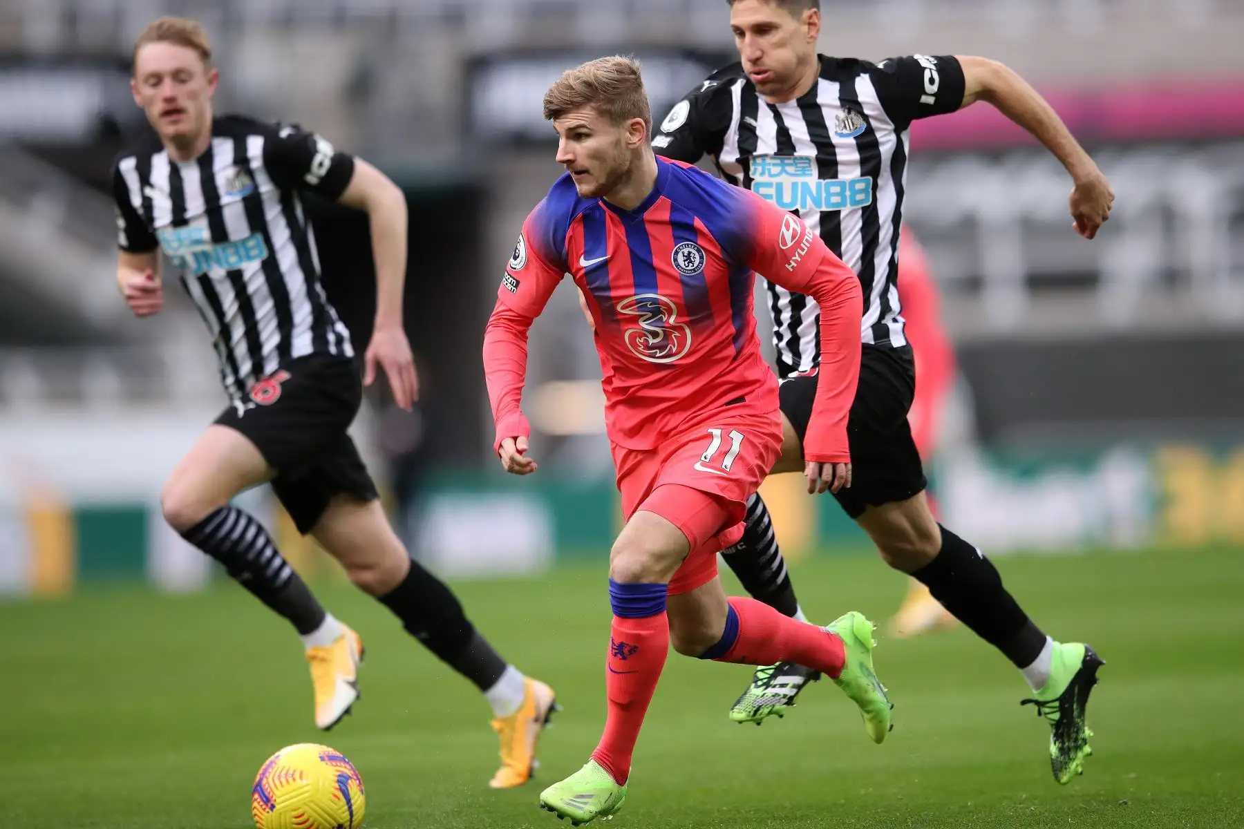 El delantero alemán del Chelsea, Timo Werner, corre a la portería durante el partido de fútbol contra Newcastle de la Premier League inglesa. Foto: AFP