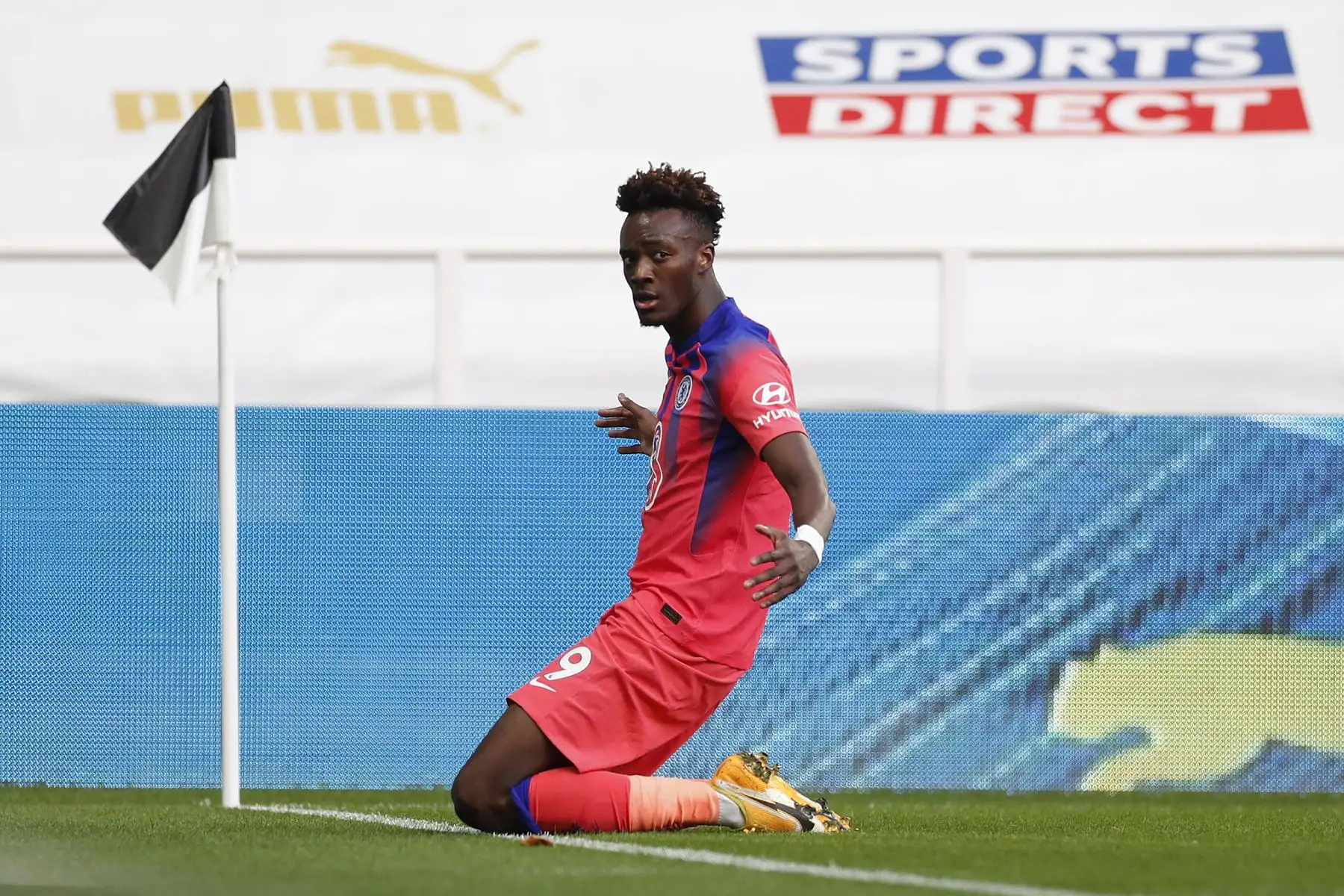 El delantero inglés del Chelsea, Tammy Abraham, celebra tras anotar el segundo gol de su equipo durante el partido de fútbol ante Newcastle por la Premier League inglesa. Foto: AFP