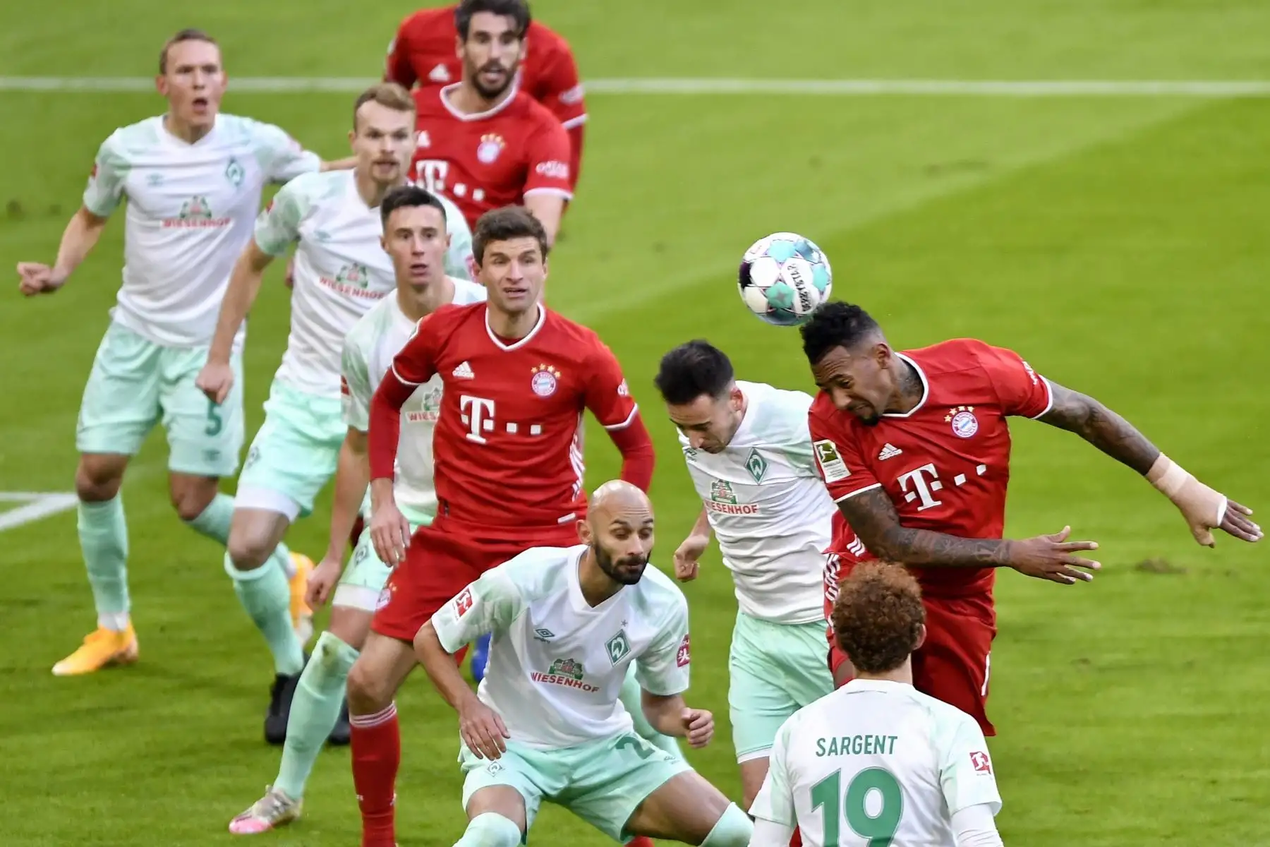 Jerome Boateng del Bayern Múnich en acción contra Kevin Moehwald del Bremen durante el partido de fútbol de la Bundesliga. Foto: EFE