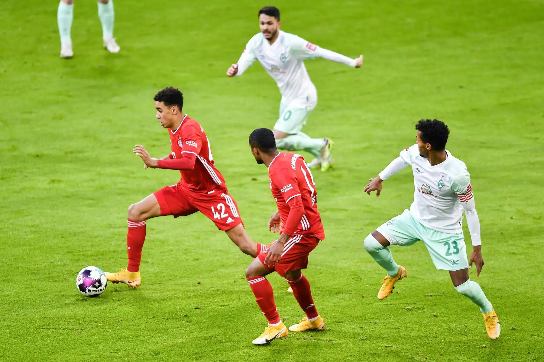 Jamal Musiala del Bayern Múnich en acción durante el partido de fútbol de la Bundesliga. Foto: EFE