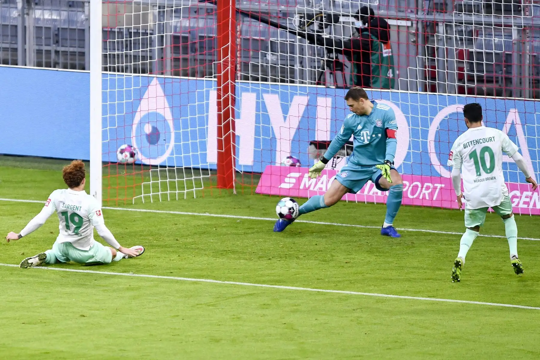 El portero alemán del Bayern Múnich Manuel Neuer defiende el gol durante el partido de fútbol de la Bundesliga. Foto: AFP