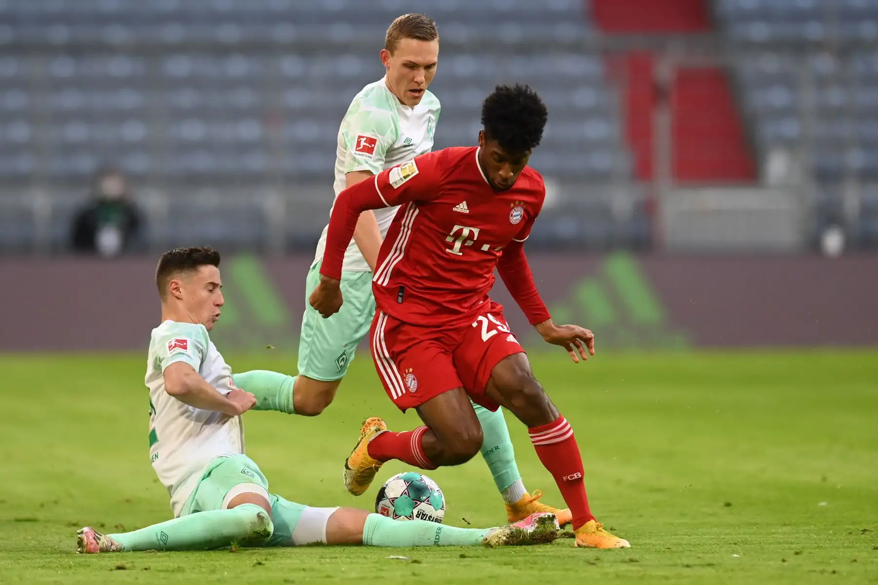 El defensor sueco de Bremen Ludwig Augustinsson, el mediocampista kosovar de Bremen Milot Rashica y el delantero francés del Bayern Munich Kingsley Coman compiten por el balón durante el partido de fútbol de la Bundesliga. Foto: AFP