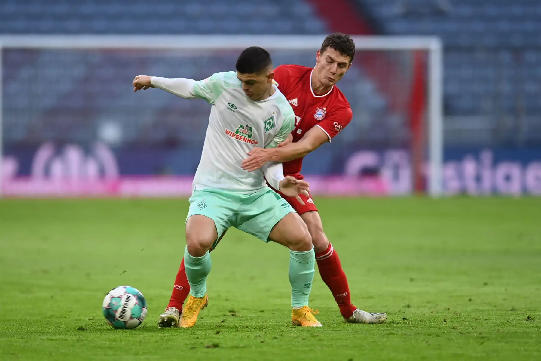 El mediocampista kosovar de Bremen, Milot Rashica y el defensor francés del Bayern Munich, Benjamin Pavard, compiten por el balón durante el partido de fútbol de la Bundesliga. Foto: AFP