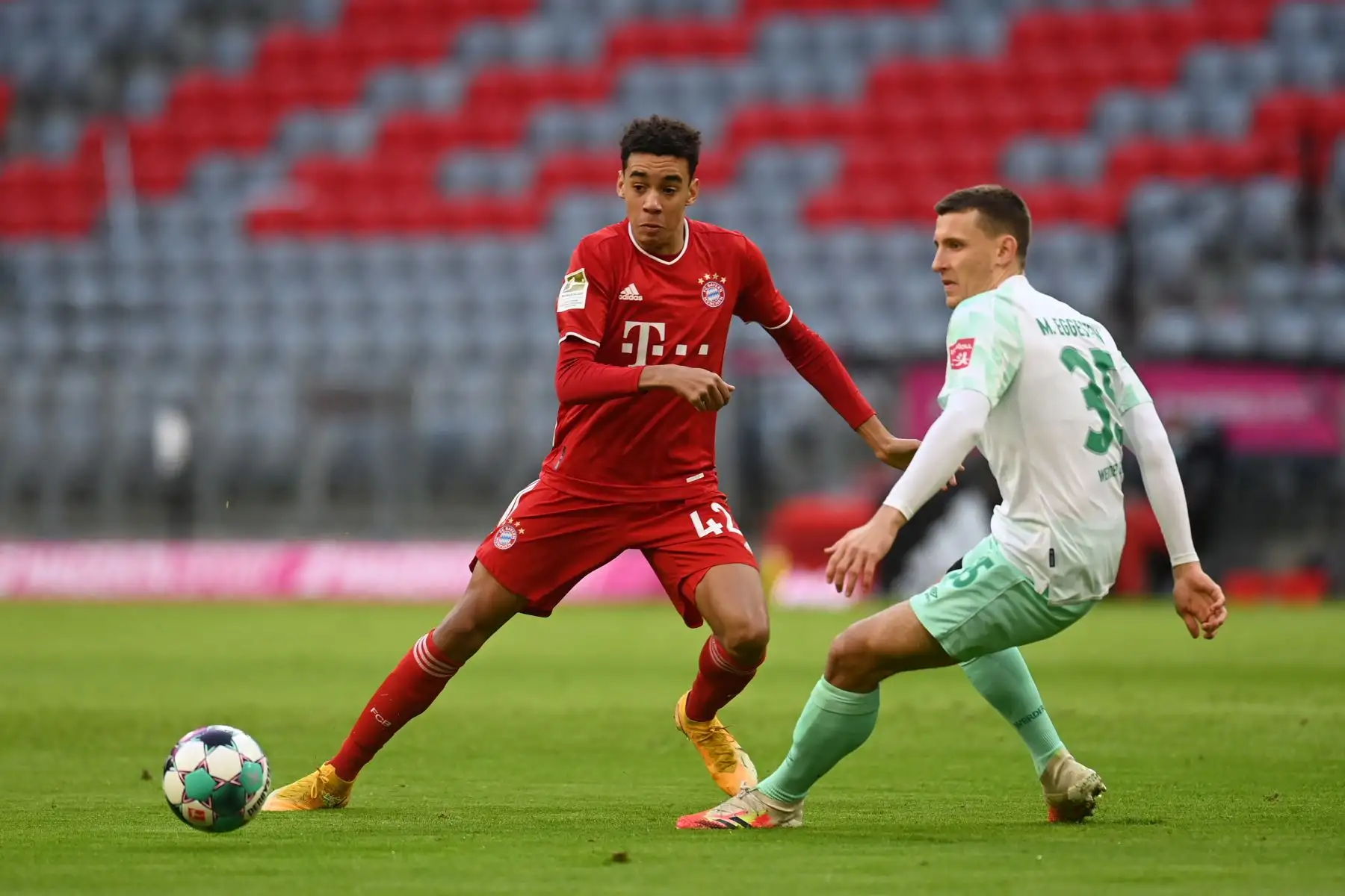 El mediocampista alemán del Bayern Munich Jamal Musiala y el mediocampista alemán del Bremen Maximilian Eggestein compiten por el balón durante el partido de fútbol de la Bundesliga. Foto: AFP