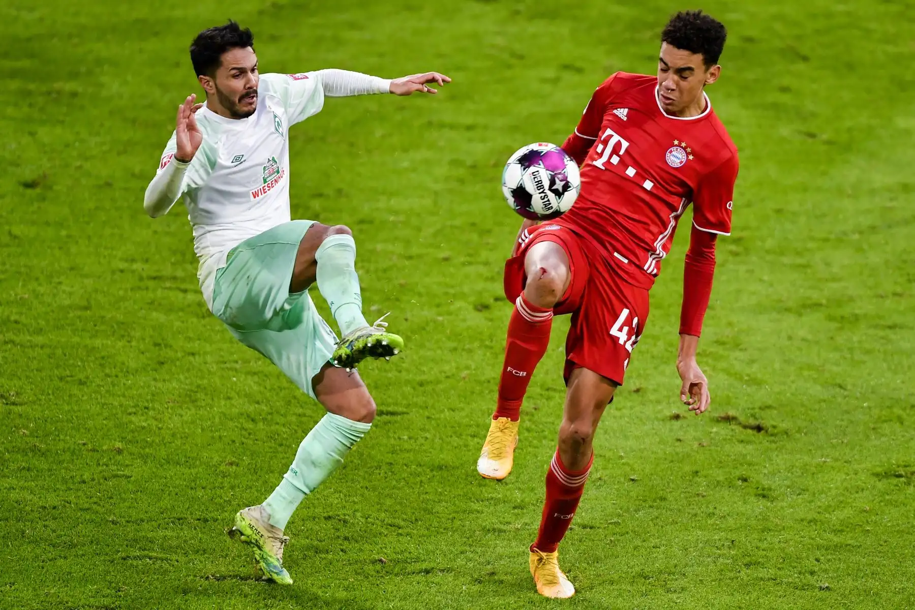 El mediocampista alemán del Bremen Leonardo Bittencourt y el mediocampista alemán del Bayern Munich Jamal Musiala compiten por el balón durante el partido de fútbol de la Bundesliga. Foto: AFP