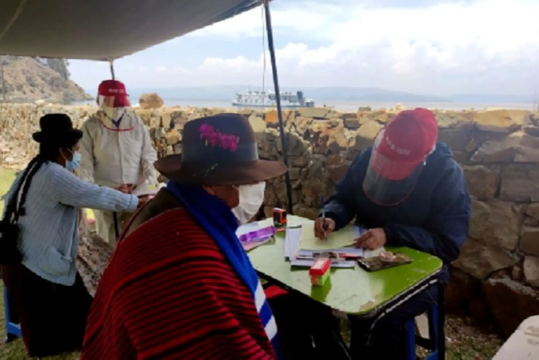 La PIAS Lago Titicaca I, de la Marina de Guerra del Perú (MGP), llevó a bordo una brigada multisectorial de 10 profesionales que navegó por 29 días el lago Titicaca para llegar a las islas y comunidades de las provincias de Puno, Yunguyo y Moho.