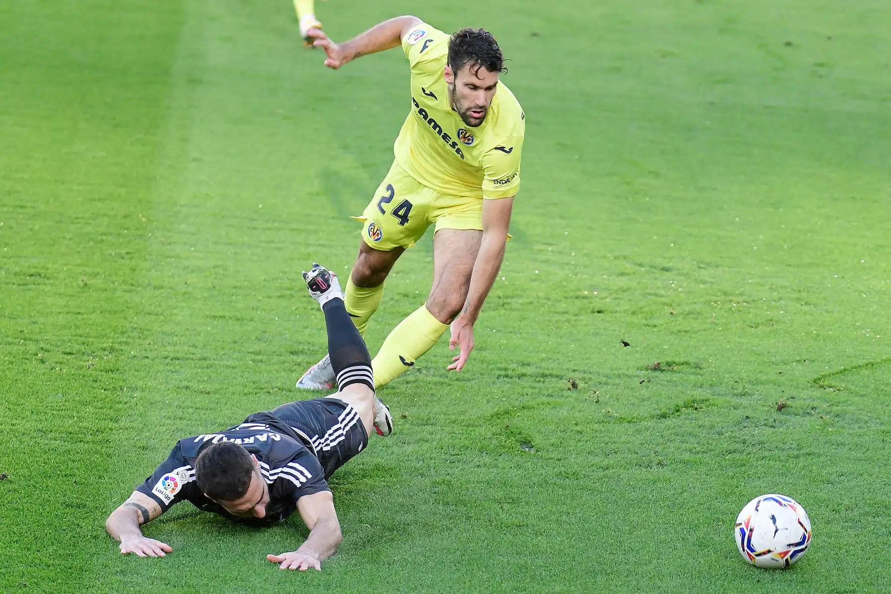 El defensor español del Villarreal Alfonso Pedraza desafía al defensor español del Real Madrid Dani Carvajal durante el partido de fútbol de la Liga española. Foto: AFP