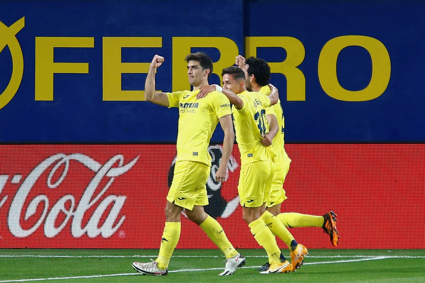 El delantero del Villarreal Gerard Moreno celebra tras marcar gol ante el Real Madrid, durante el partido de Liga que disputan en el estadio de la Cerámica. Foto: EFE