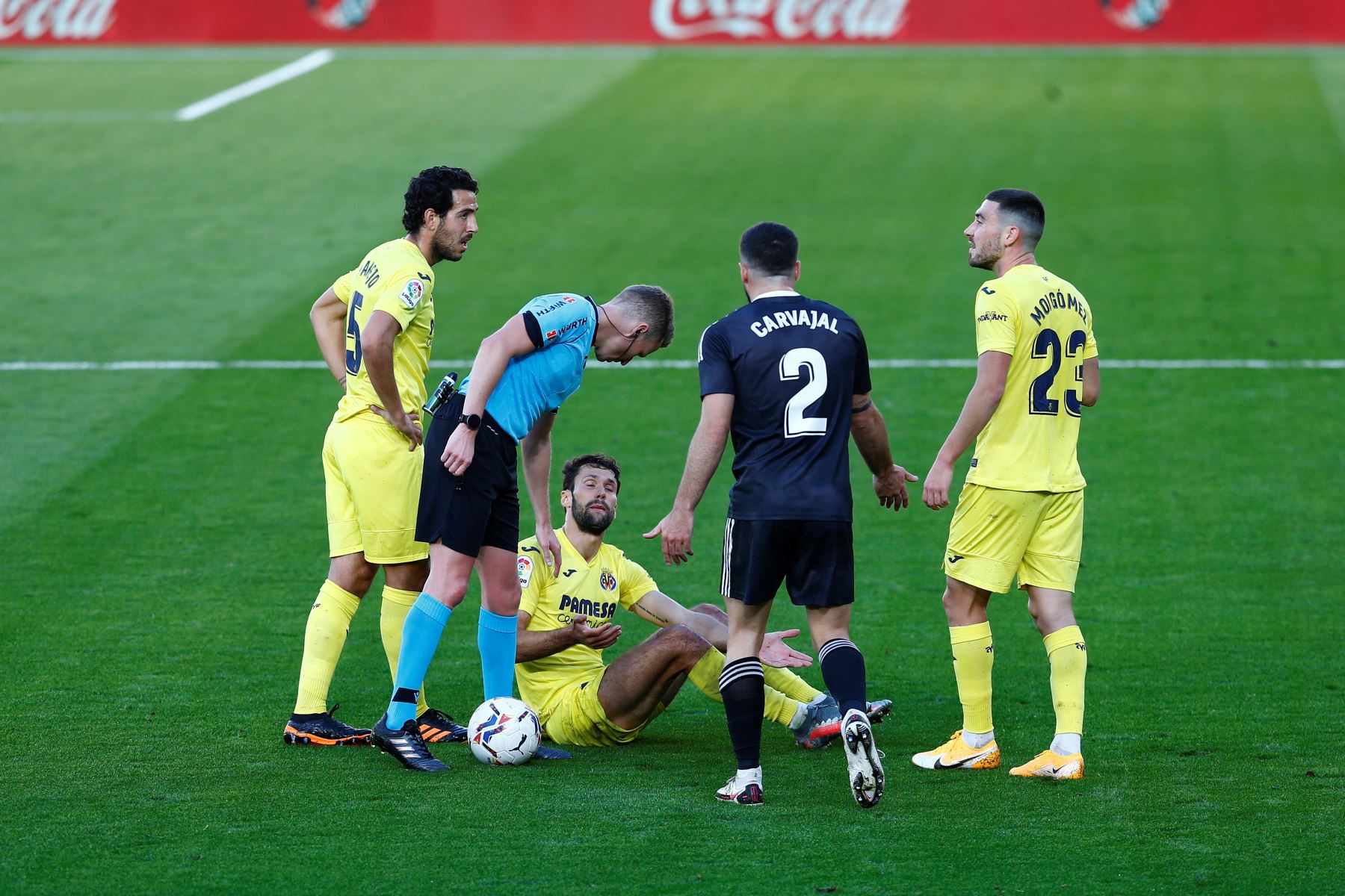 El centrocampista del Villarreal Alfonso Pedraza en el suelo reclama ante el árbitro, sus compañeros y el defensa del Real Madrid, Daniel Carvajal durante el partido de Liga que disputan en el estadio de la Cerámica. Foto: EFE