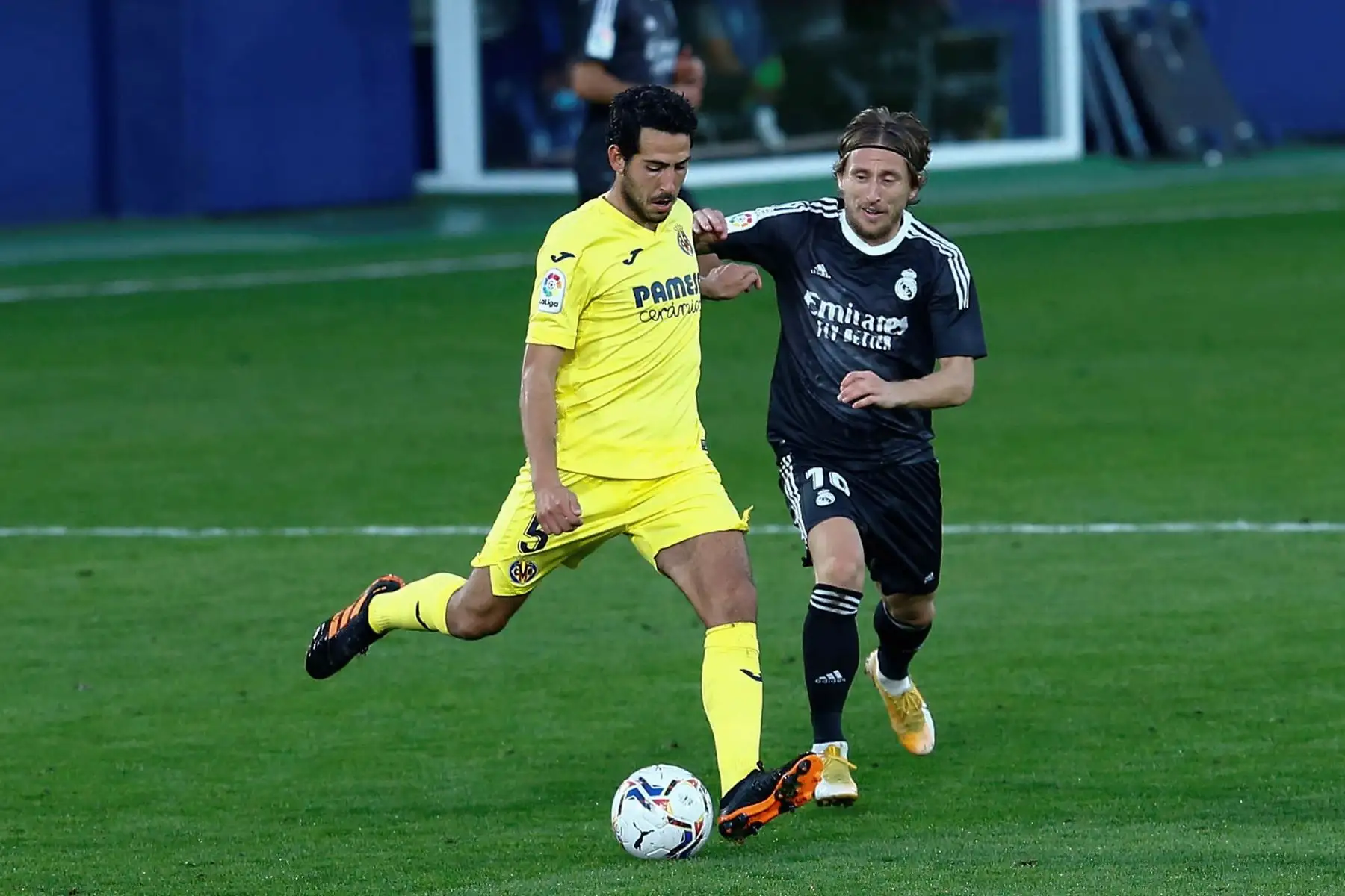 El centrocampista croata del Real Madrid, Luka Modric, compite por el balón contra el centrocampista del Villarreal, Manuel Trigueros, durante el partido de Liga que disputan en el estadio de la Cerámica. Foto: EFE