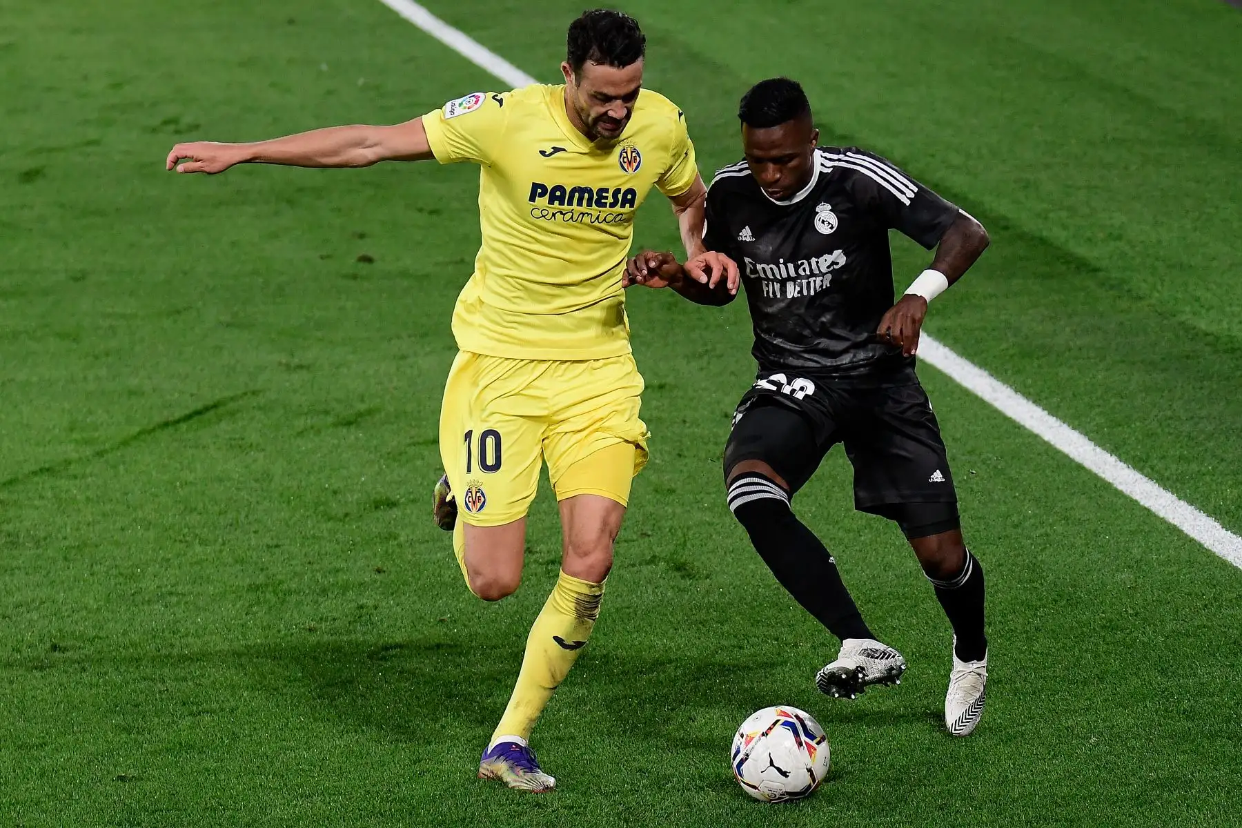 El centrocampista español del Villarreal Vicente Iborra desafía al delantero brasileño del Real Madrid Vinicius Junior durante el partido de fútbol de la Liga española. Foto: AFP