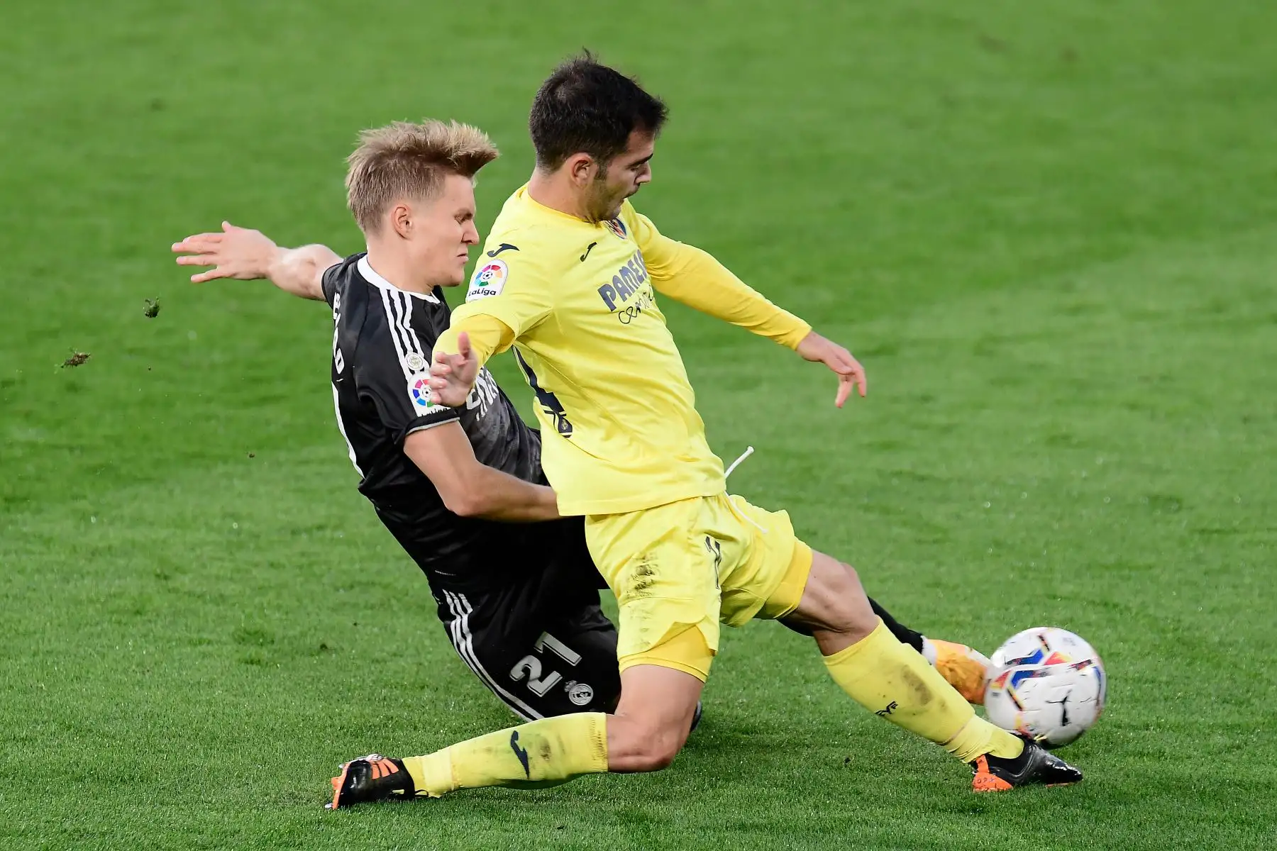 El mediocampista español del Villarreal Manuel Trigueros desafía al mediocampista noruego del Real Madrid Martin Odegaard durante el partido de fútbol de la Liga española. Foto: AFP