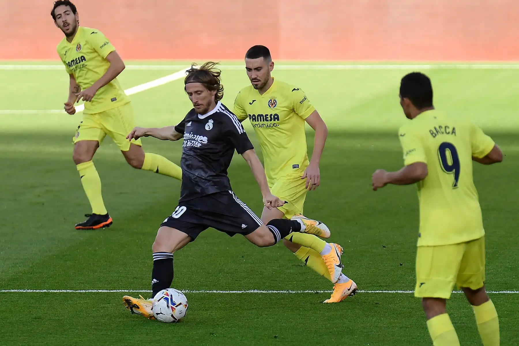 El mediocampista español del Villarreal Moisés Gómez desafía al mediocampista croata del Real Madrid Luka Modric durante el partido de fútbol de la Liga española. Foto: AFP