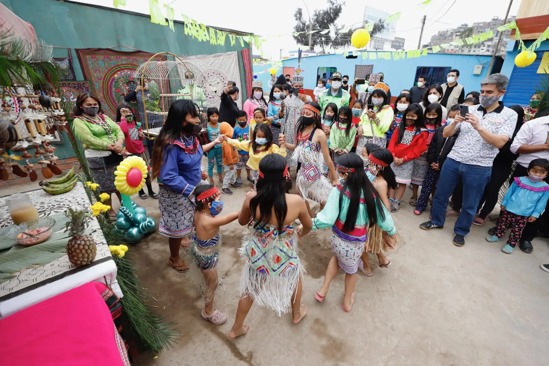 La Asociación Comunidad Urbano Shipibo-Konibo de Lima Metropolitana (Acushikolm), que está conformada por 123 familias del pueblo Shipibo-Konibo, quienes residen en la zona de Cantagallo, en el distrito del Rímac.
Foto: Mincul