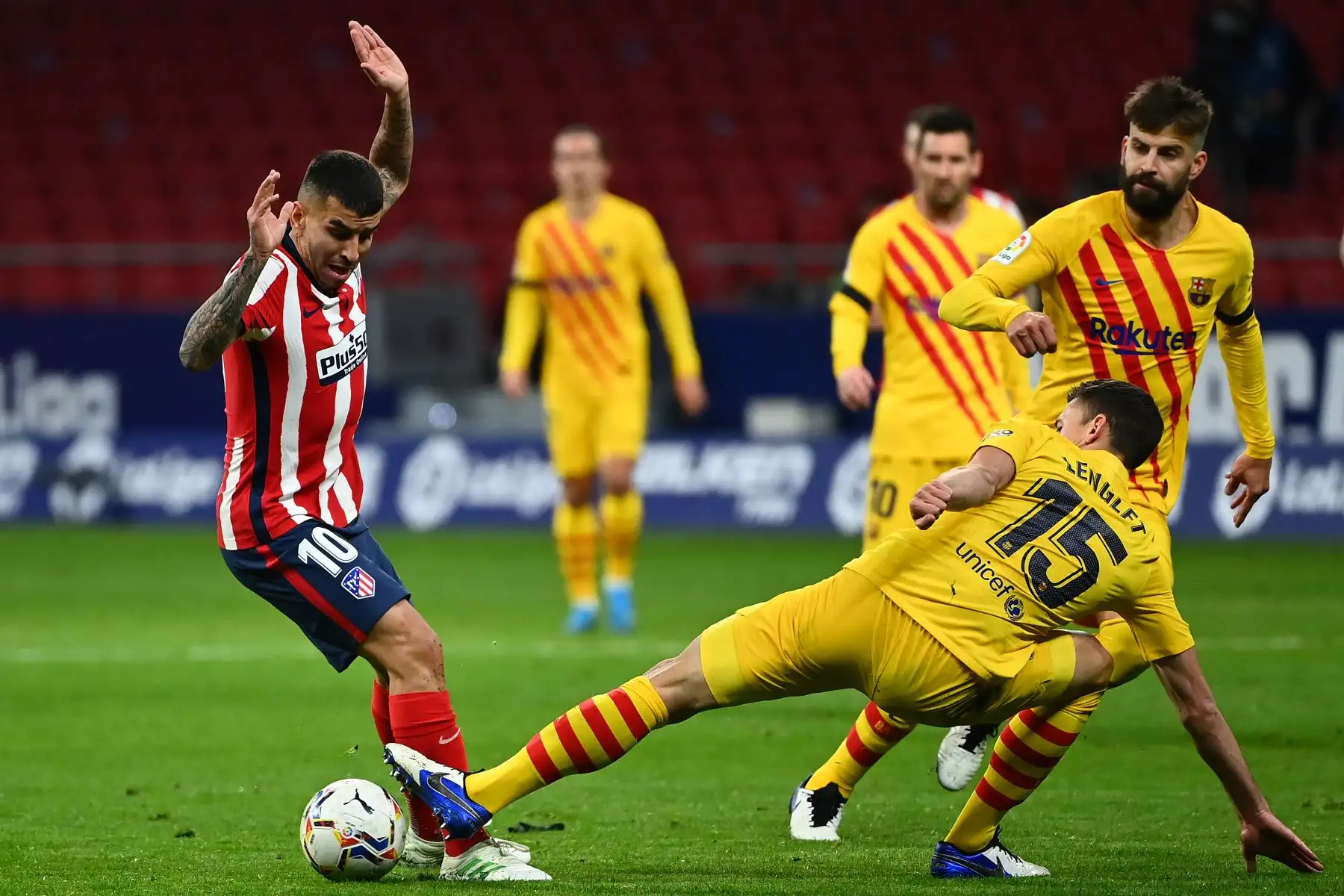 El delantero argentino del Atlético de Madrid, Ángel Correa , desafía al defensa francés del Barcelona, ​​Clement Lenglet, y al defensa español del Barcelona, ​​Gerard Piqué , durante el partido de fútbol de la Liga española entre el Club Atlético de Madrid y el FC Barcelona en el estadio Wanda Metropolitano de Madrid.
Foto: AFP