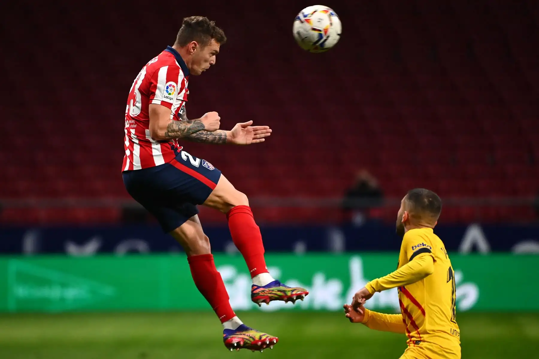 El defensor inglés del Atlético de Madrid, Kieran Trippier , desafía al defensor español del Barcelona Jordi Alba durante el partido de fútbol de la Liga española entre el Club Atlético de Madrid y el FC Barcelona en el estadio Wanda Metropolitano de Madrid.
Foto: AFP