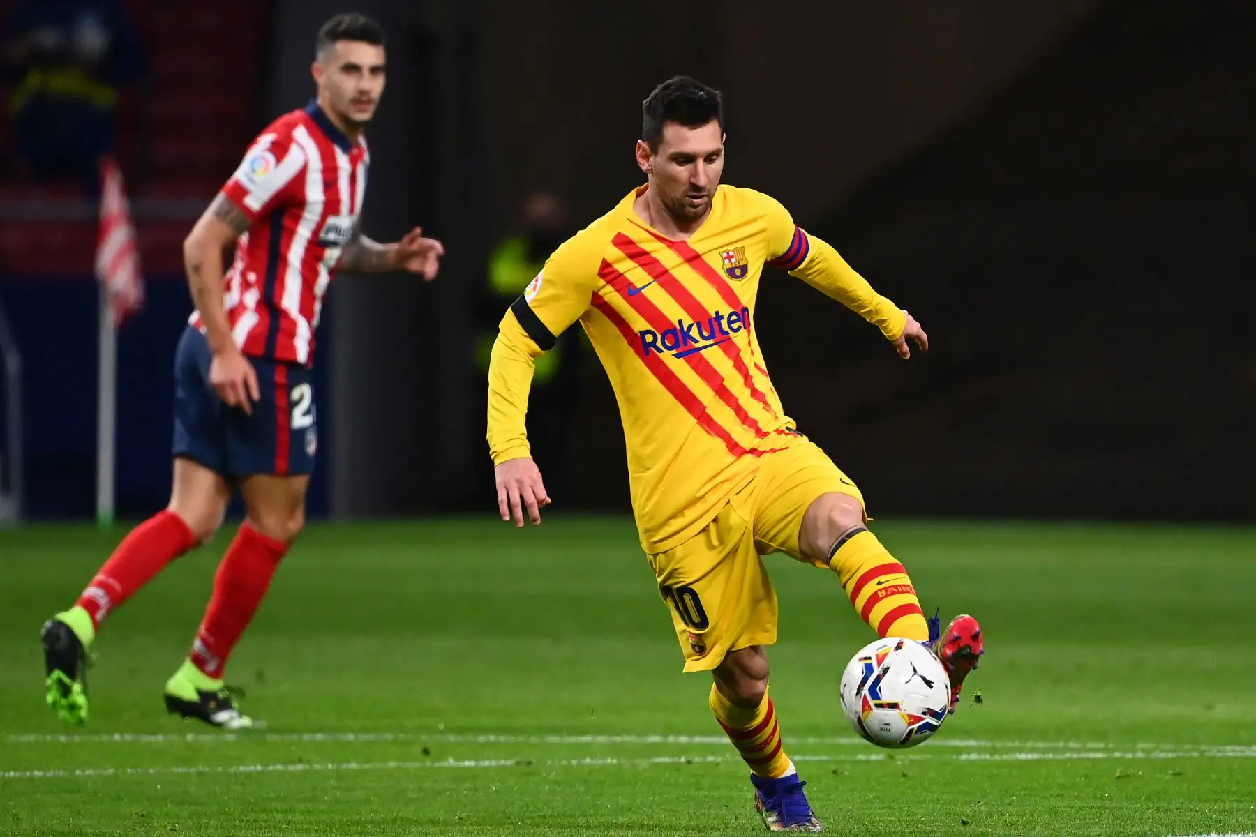 El delantero argentino del Barcelona Lionel Messi controla el balón durante el partido de fútbol de la Liga española entre el Club Atlético de Madrid y el FC Barcelona en el estadio Wanda Metropolitano de Madrid.
Foto: AFP