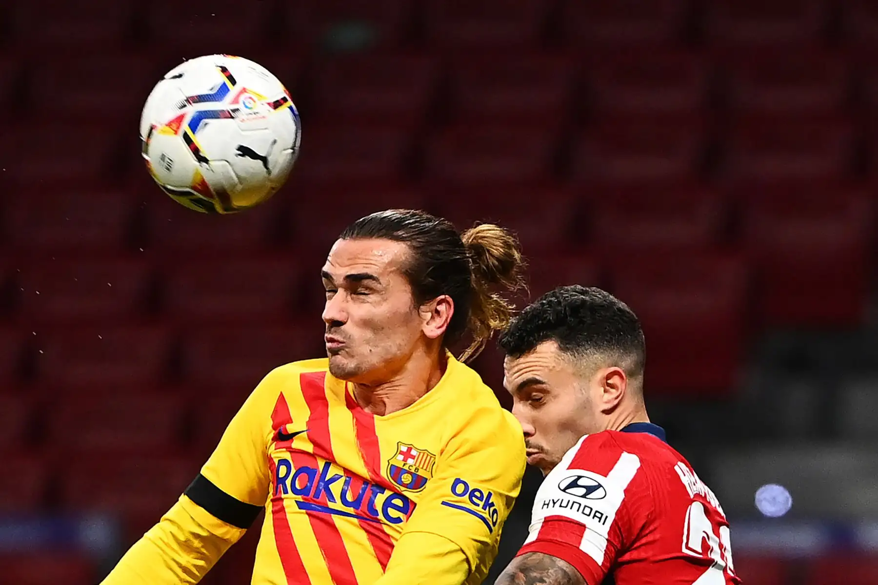 El centrocampista francés de Barcelona Antoine Griezmann cabecea el balón con el defensor español del Atlético de Madrid Mario Hermoso durante el partido de fútbol de la Liga española entre el Club Atlético de Madrid y el FC Barcelona en el estadio Wanda Metropolitano de Madrid.
Foto: AFP