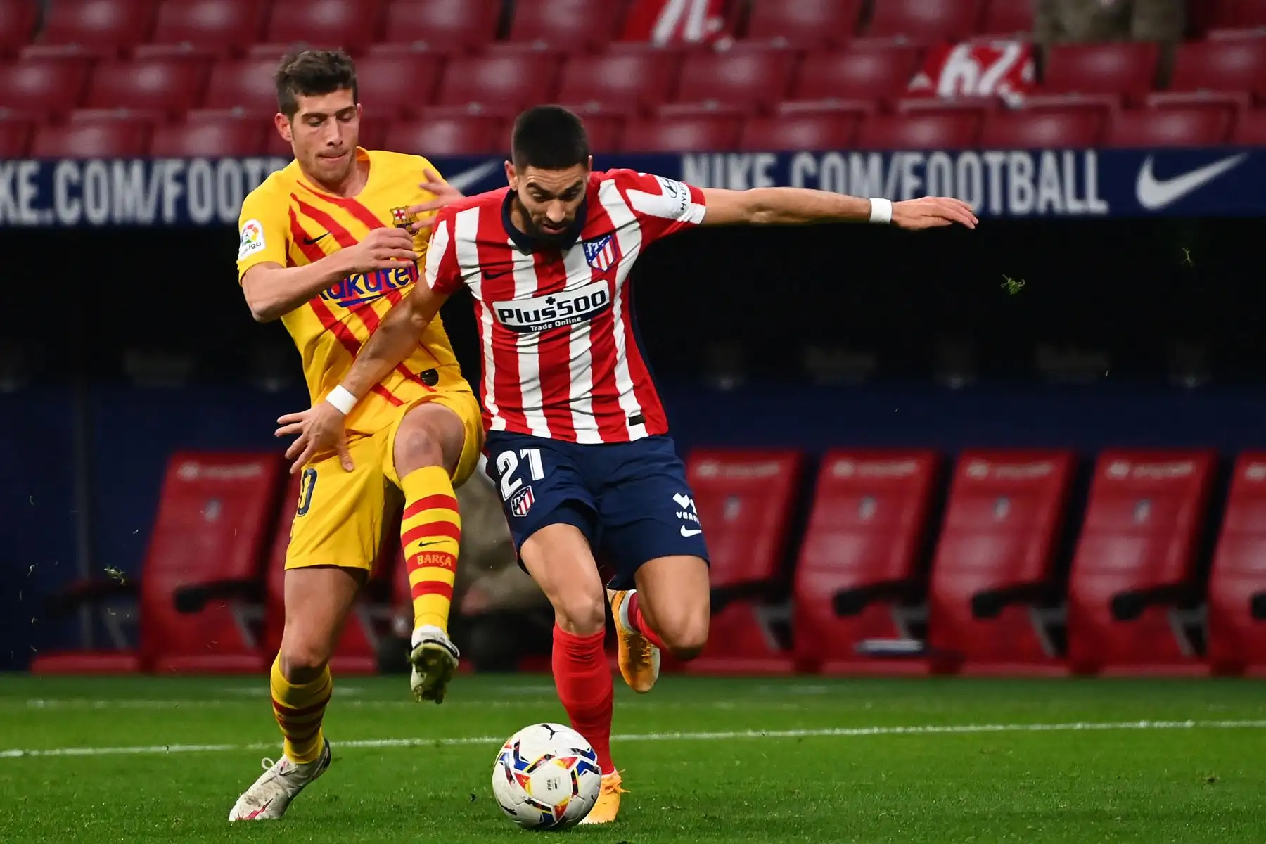 El defensor español del Barcelona Sergi Roberto  desafía al mediocampista belga del Atlético de Madrid Yannick Carrasco durante el partido de fútbol de la Liga española entre el Club Atlético de Madrid y el FC Barcelona en el estadio Wanda Metropolitano de Madrid.
Foto: AFP