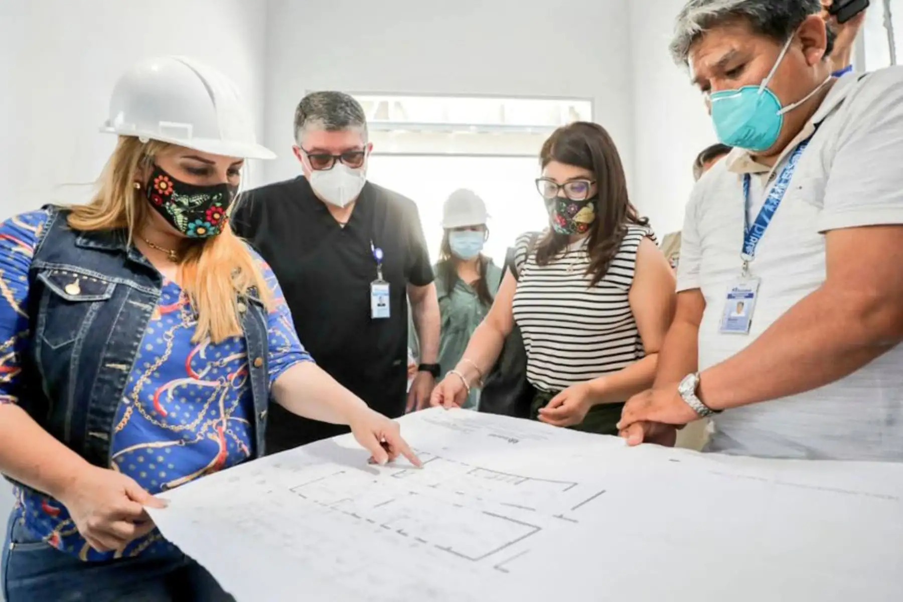 La presidenta ejecutiva de EsSalud, Fiorella Molinelli visita la antigua emergencia del hospital Alcántara para supervisar los trabajos de mejora que se vienen realizando en sus instalaciones, en beneficio de más de 276 mil asegurados.
Foto: EsSalud