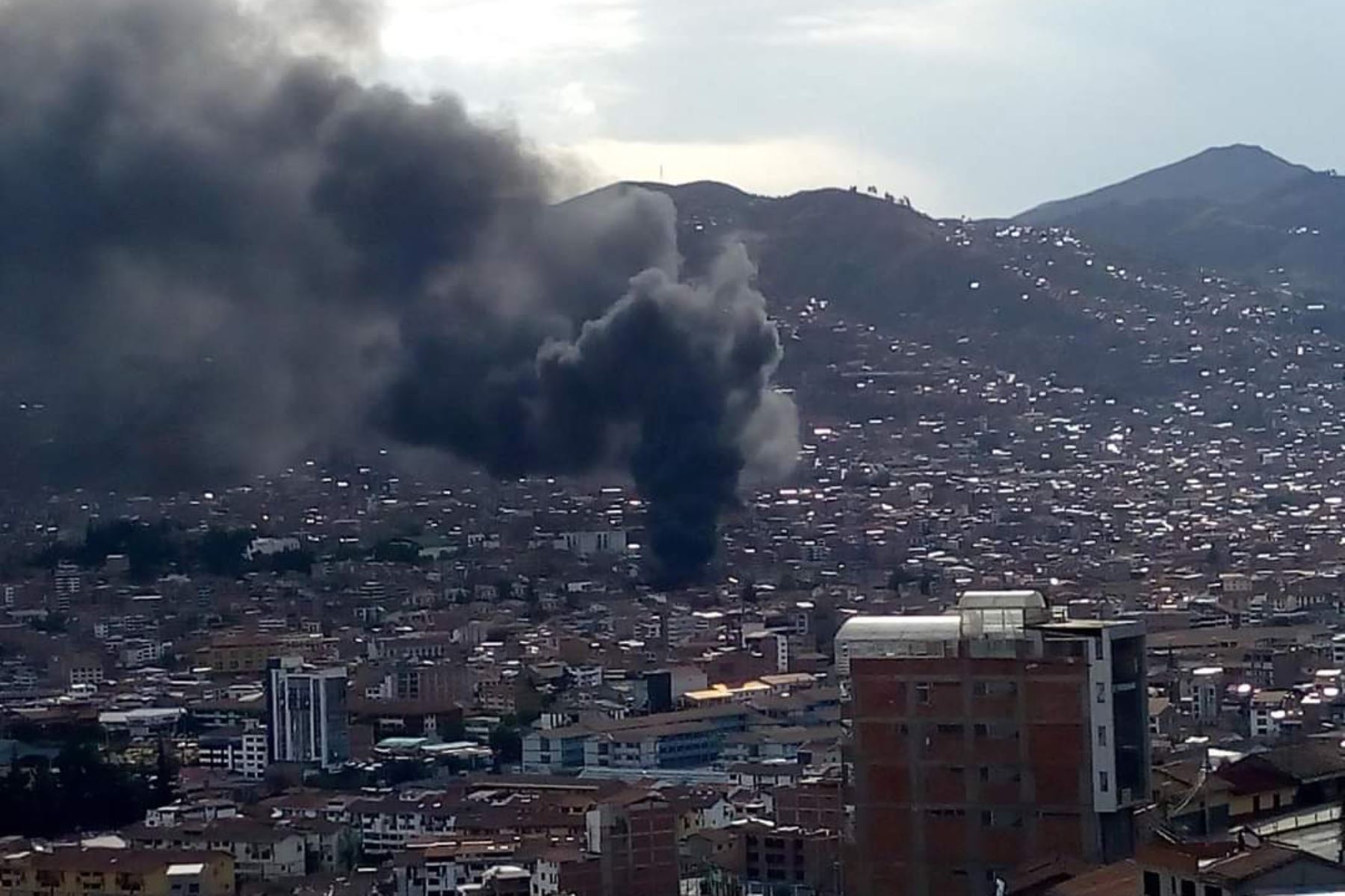 Un incendio de grandes proporciones, destruye , al menos cuatro viviendas en la prolongación de la Av. Del Ejército de la ciudad del Cusco. Los bomberos, policías y voluntarios intentan controlar el incendio.
Foto: Andina/ Percy Hurtado