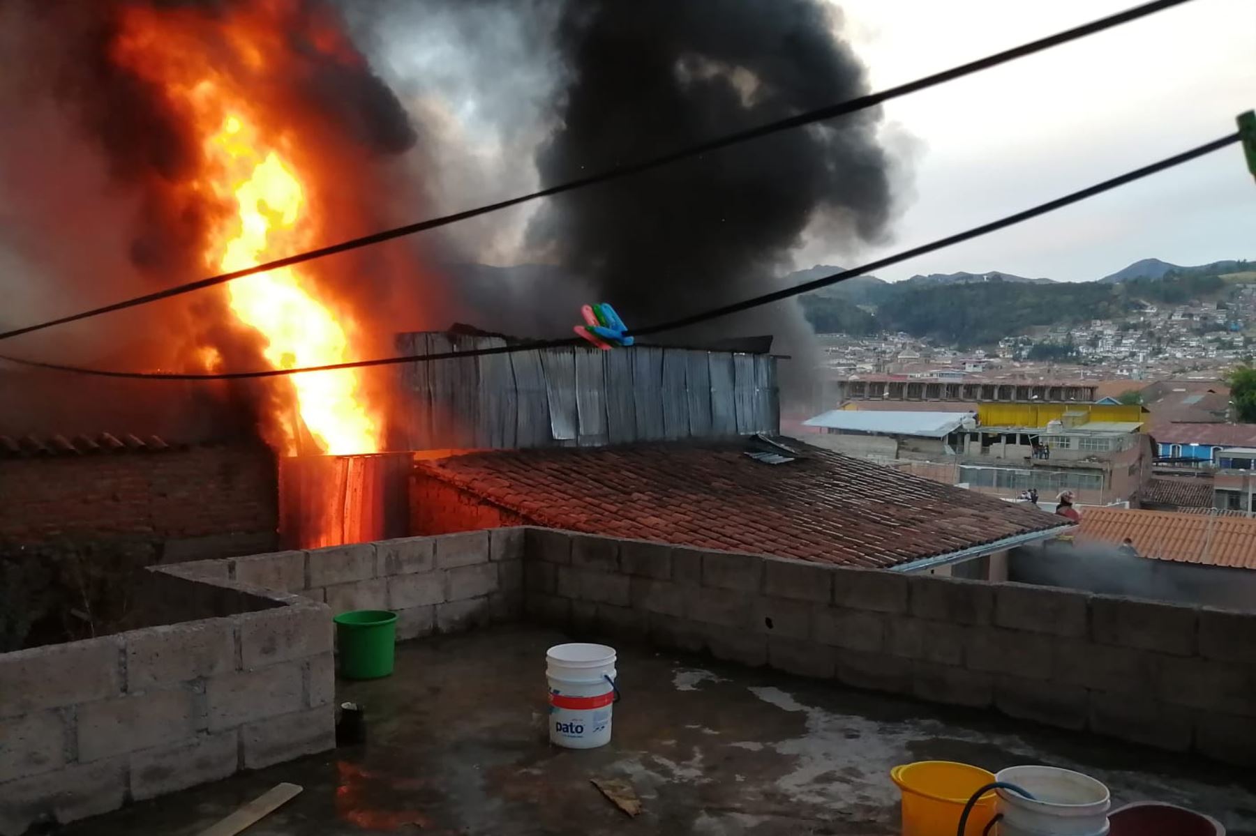 Un incendio de grandes proporciones, destruye , al menos cuatro viviendas en la prolongación de la Av. Del Ejército de la ciudad del Cusco. Los bomberos, policías y voluntarios intentan controlar el incendio.
Foto: Andina/ Percy Hurtado