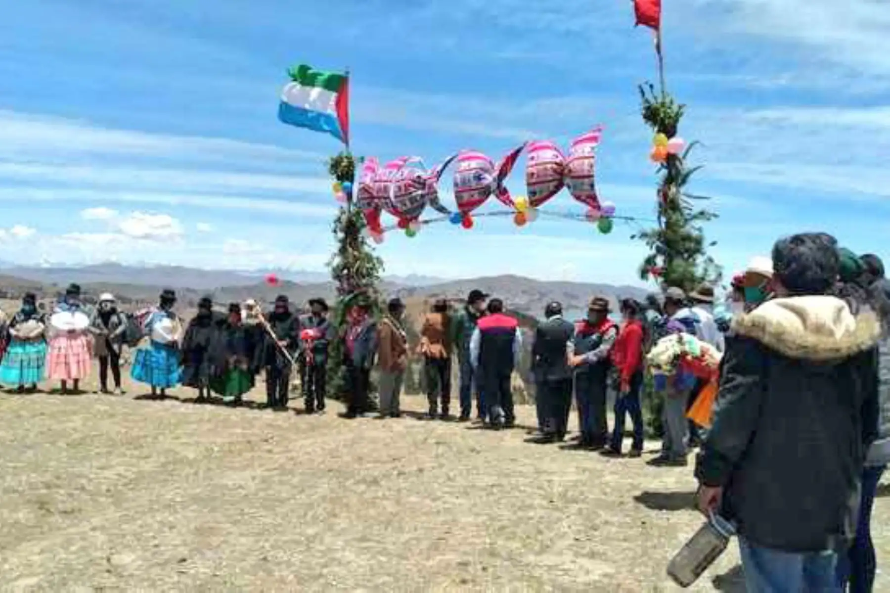 El Proyecto Especial Binacional Lago Titicaca – PEBLT, por encargo del Minagri asiste en la siembra de plantones de pinos de la especie radita, a pobladores  del distrito de Ollaraya en Puno . Se dispuso la entrega de más de 60 mil pinos.
Foto: Minagri