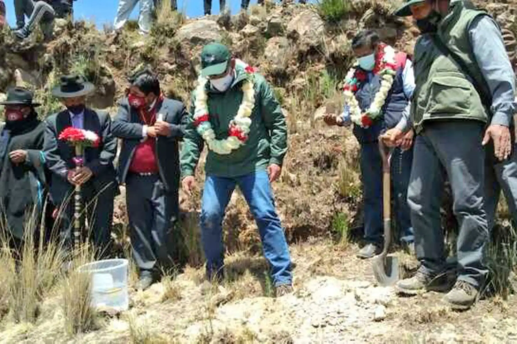 El Proyecto Especial Binacional Lago Titicaca – PEBLT, por encargo del Minagri asiste en la siembra de plantones de pinos de la especie radita, a pobladores  del distrito de Ollaraya en Puno . Se dispuso la entrega de más de 60 mil pinos.
Foto: Minagri