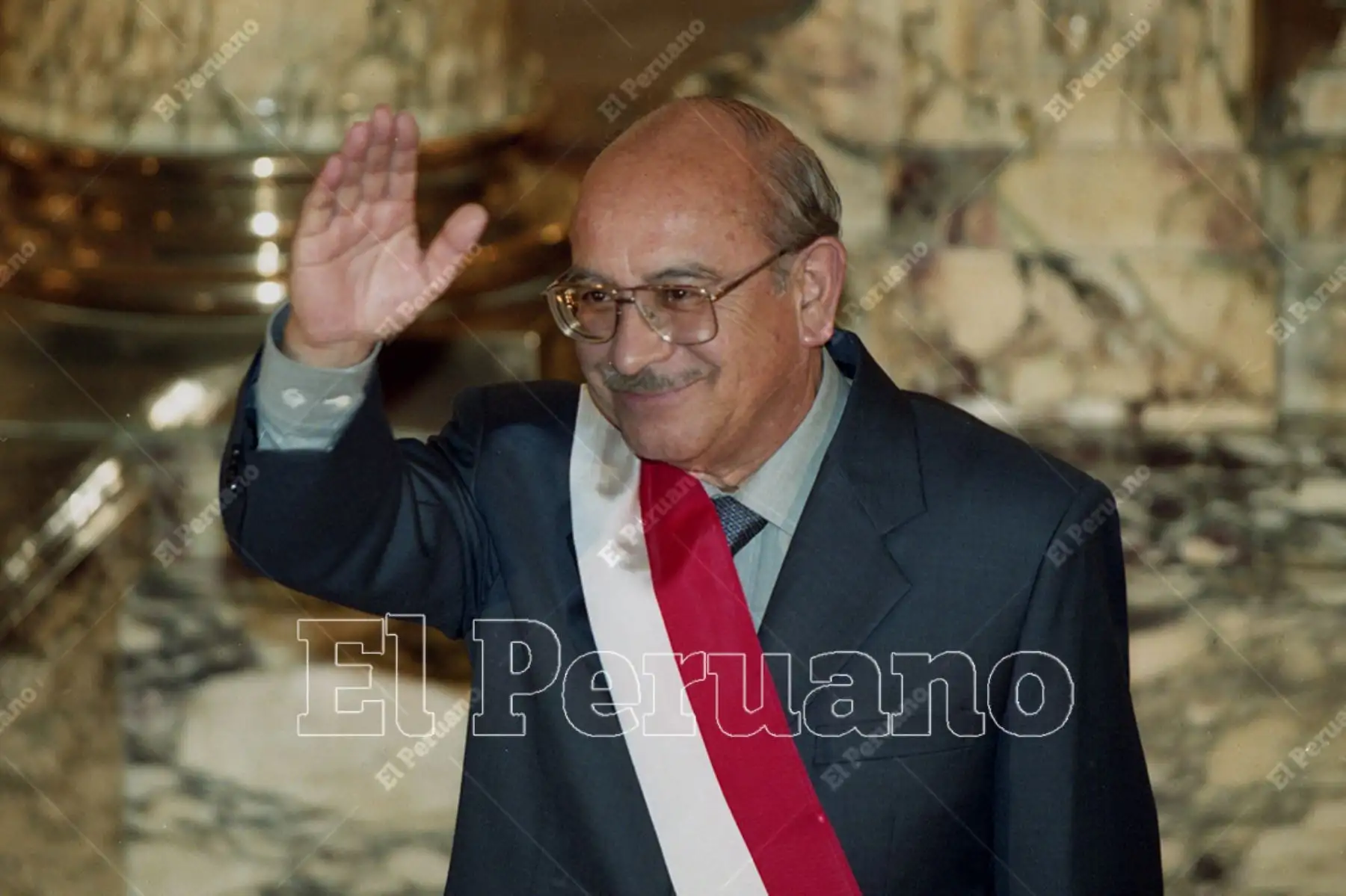 Lima - 22 noviembre 2000. El nuevo presidente de la República Valentín Paniagua Corazao recibe el saludo de diversas personalidades  en Palacio Gobierno. Foto: Diario Oficial El Peruano / Christian Bernuy
