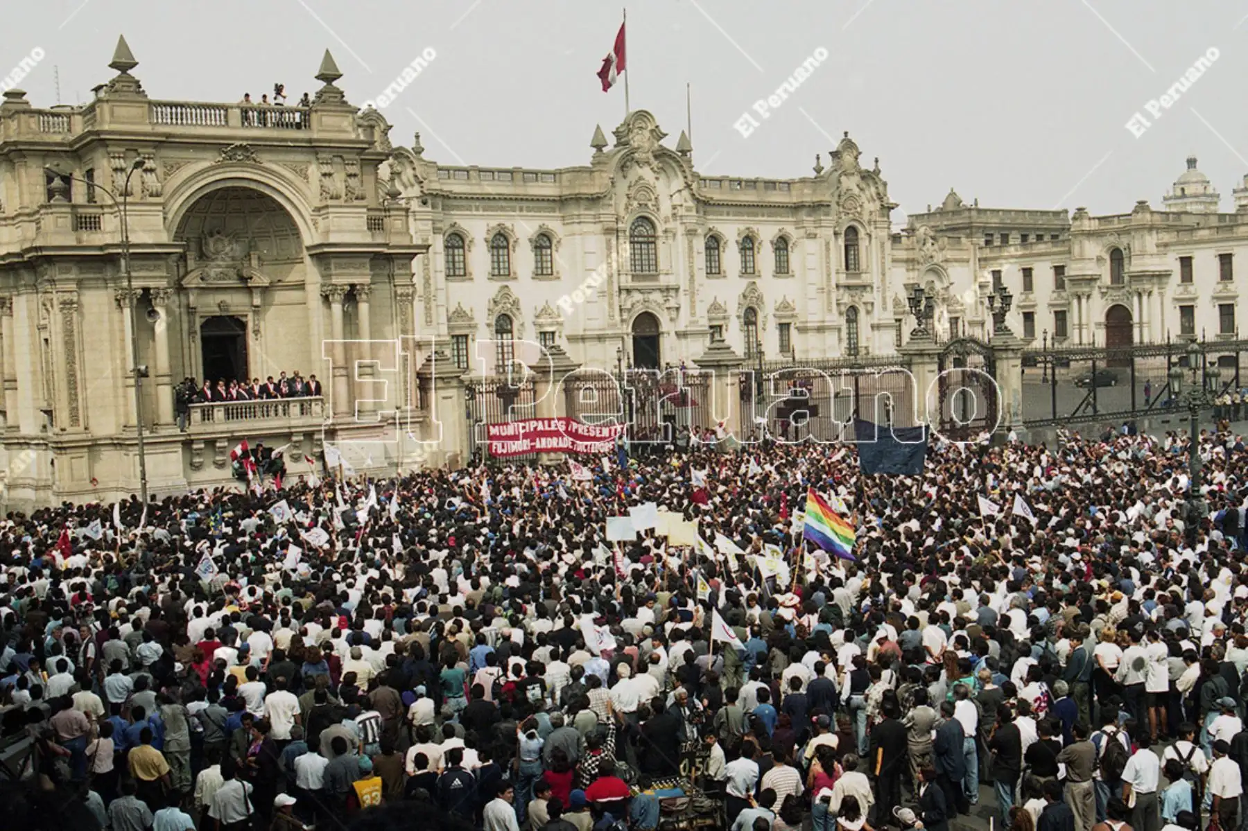 Lima - 22 noviembre 2000. El presidente Valentín Paniagua Corazao salió a uno de los balcones de Palacio de Gobierno, desde donde pidió a la multitud reunida en la Plaza de Armas  la más amplia participación colectiva hasta consolidar una genuina democracia. Foto: Diario Oficial El Peruano / Norman Córdova