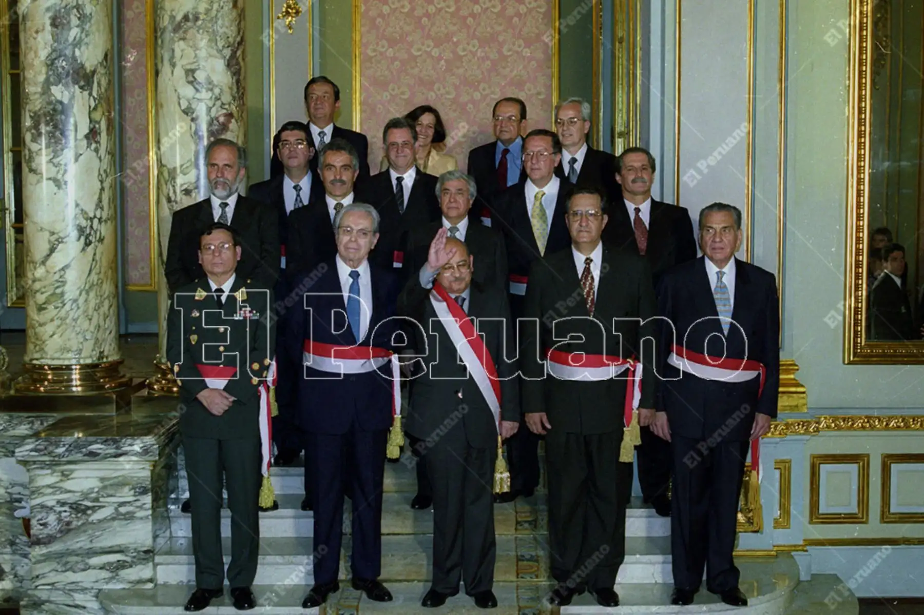 Lima - 25 noviembre 2000. El jefe de Estado, Valentín Paniagua Corazao, y su gabinete ministerial presidido por Javier Peréz de Cuéllar. Foto: Diario Oficial El Peruano