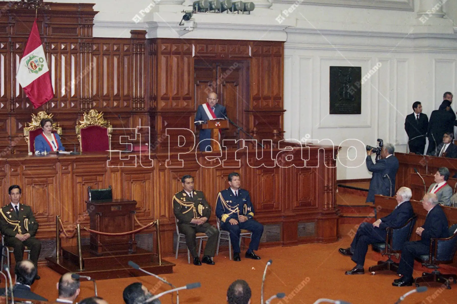 Lima - 22 noviembre 2000. Mensaje a la Nación del presidente Valentín Paniagua Corazao. Foto: Diario Oficial El Peruano / Ricardo Choy-Kifox