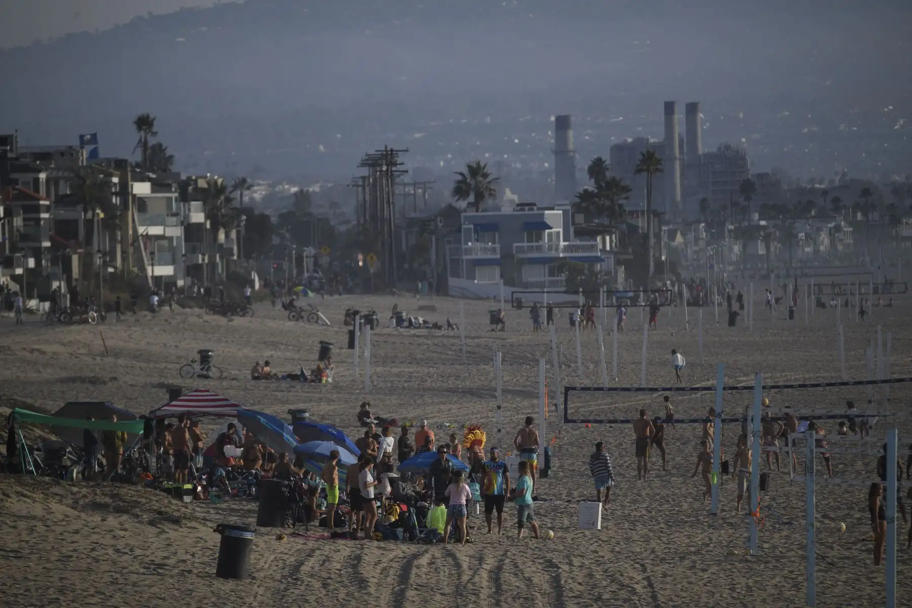 La gente se reúne para jugar voleibol en la playa de Manhattan Beach, California, unas horas antes del inicio del nuevo toque de queda de 10:00 p.m. a 5:00 a.m. durante el aumento de las restricciones de Covid-19. Foto: AFP