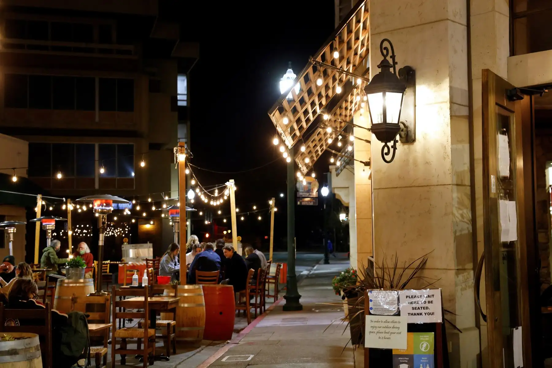La gente cena al aire libre en Walnut Creek, condado de Contra Costa, California. El gobernador de California, Gavin Newsom, anunció un toque de queda selectivo diseñado para frenar el rápido aumento de Covid-19 casos pidiendo a los restaurantes que cierren antes de las 10 pm a 5am. Foto: EFE