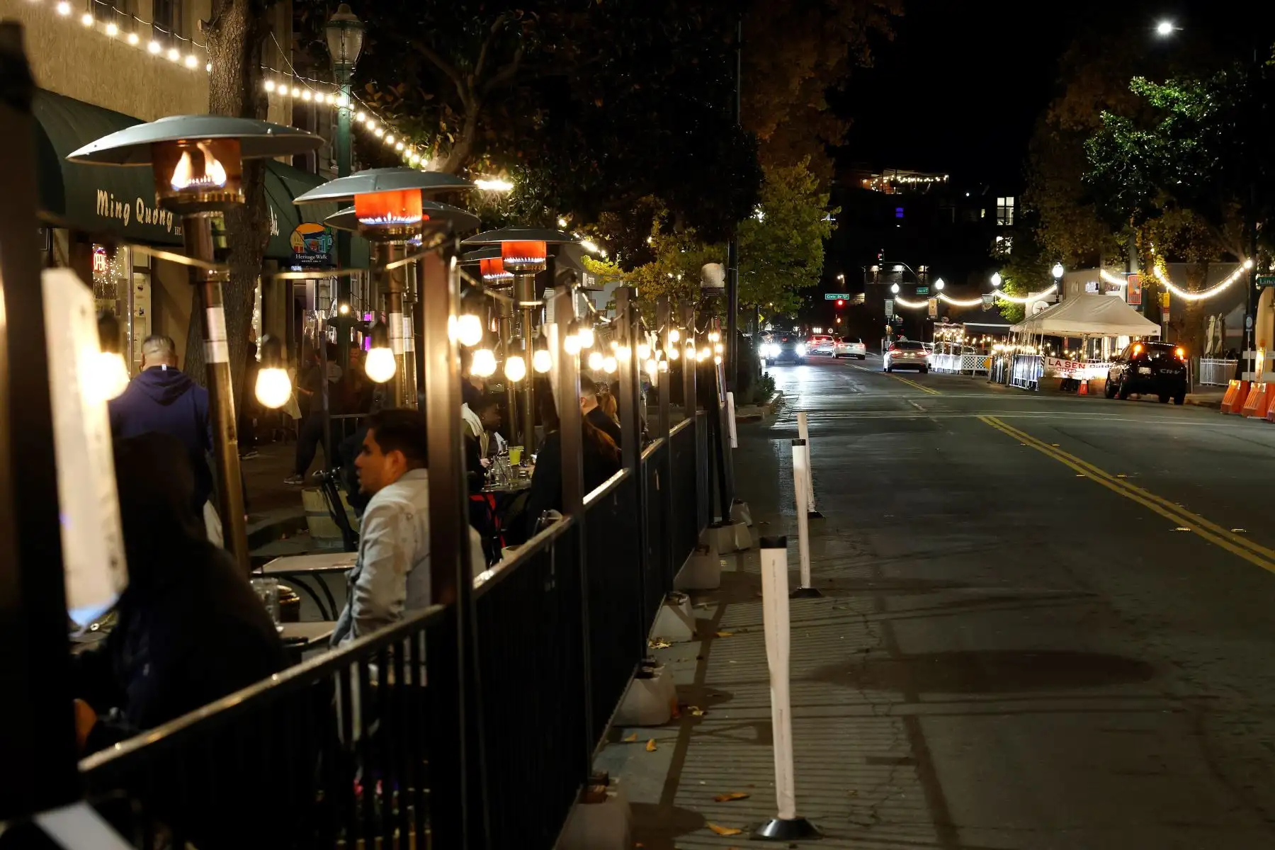 La gente cena al aire libre en Walnut Creek, condado de Contra Costa, California. El gobernador de California, Gavin Newsom, anunció un toque de queda selectivo diseñado para frenar el rápido aumento de Covid-19 casos pidiendo a los restaurantes que cierren antes de las 10 pm a 5am. Foto: EFE
