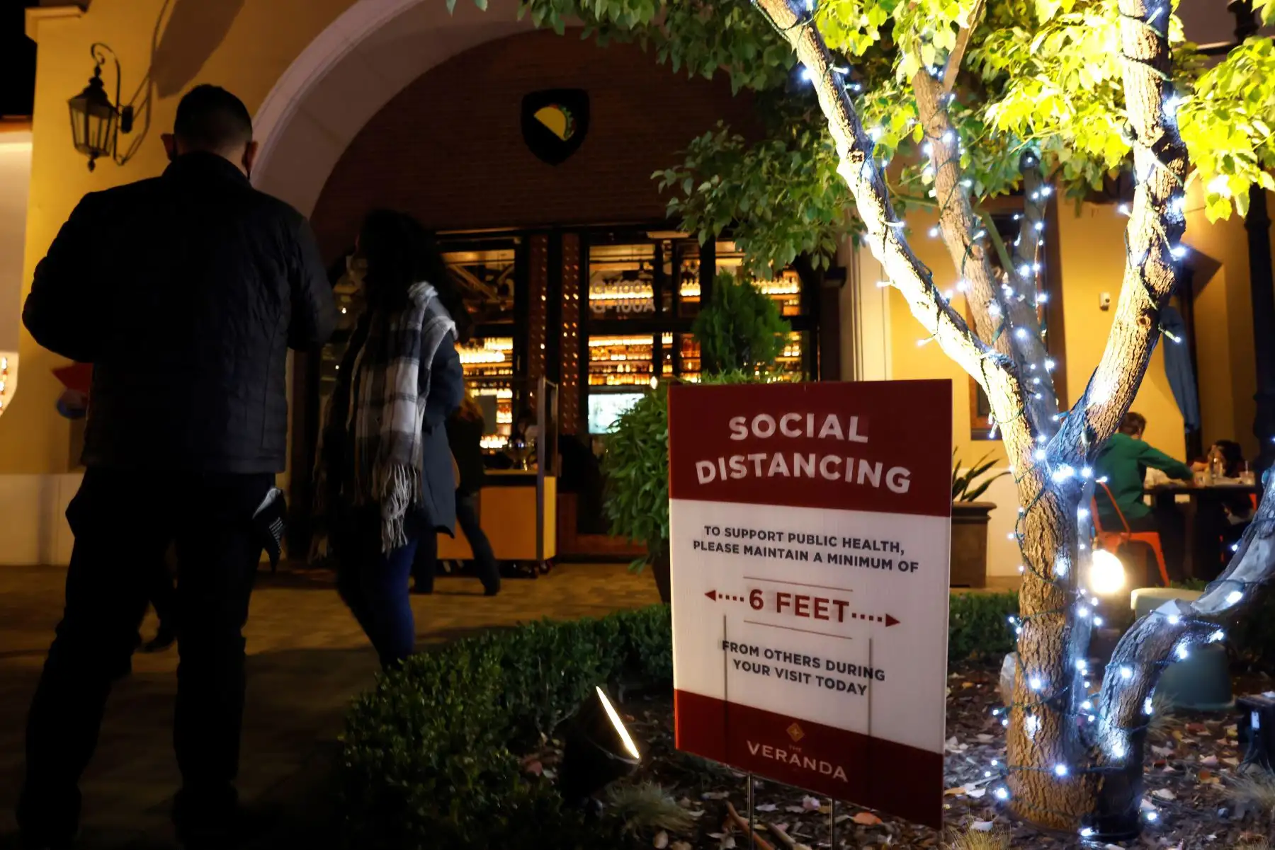 La gente cena al aire libre en Walnut Creek, condado de Contra Costa, California. El gobernador de California, Gavin Newsom, anunció un toque de queda selectivo diseñado para frenar el rápido aumento de Covid-19 casos pidiendo a los restaurantes que cierren antes de las 10 pm a 5am. Foto: EFE