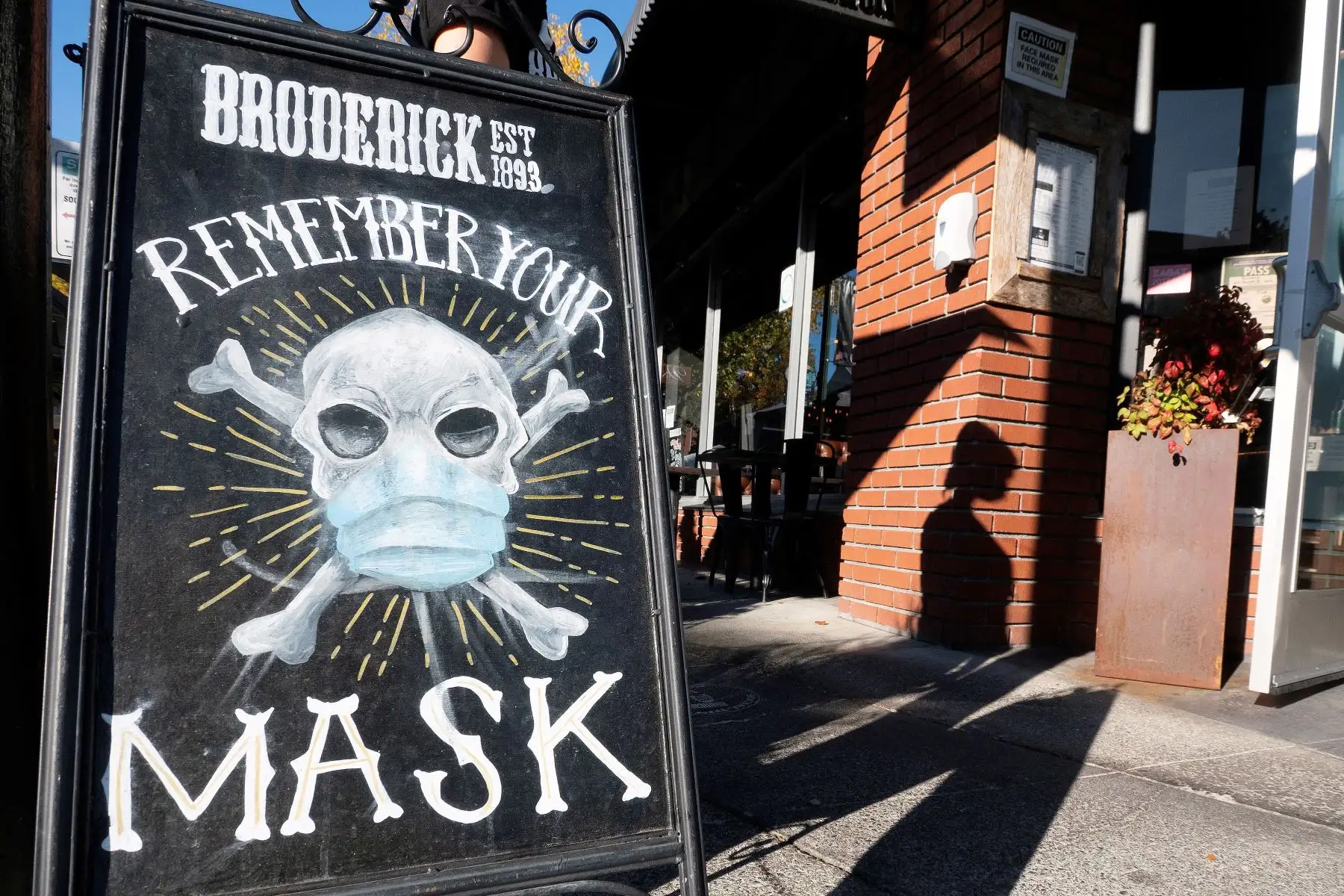 Un cartel recuerda a los transeúntes que deben usar la mascarilla para evitar la propagación del coronavirus en Walnut Creek, California. Foto: EFE