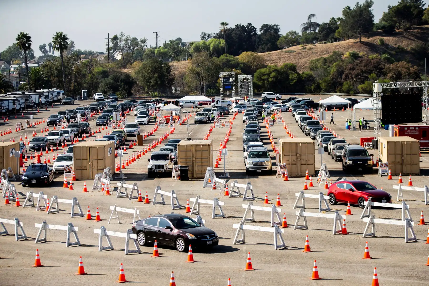 Cientos de autos esperando en fila para acceder al sitio de prueba COVID-19 en el Dodger Stadium en medio de la pandemia de coronavirus en Los Ángeles, California. Foto: AFP