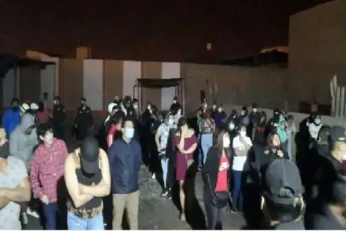 Al interior de la cevichería El Palacio se encontraron a hombres y mujeres, muchos de ellos sin mascarilla y que departían con total tranquilidad pese a la restricción vigente.