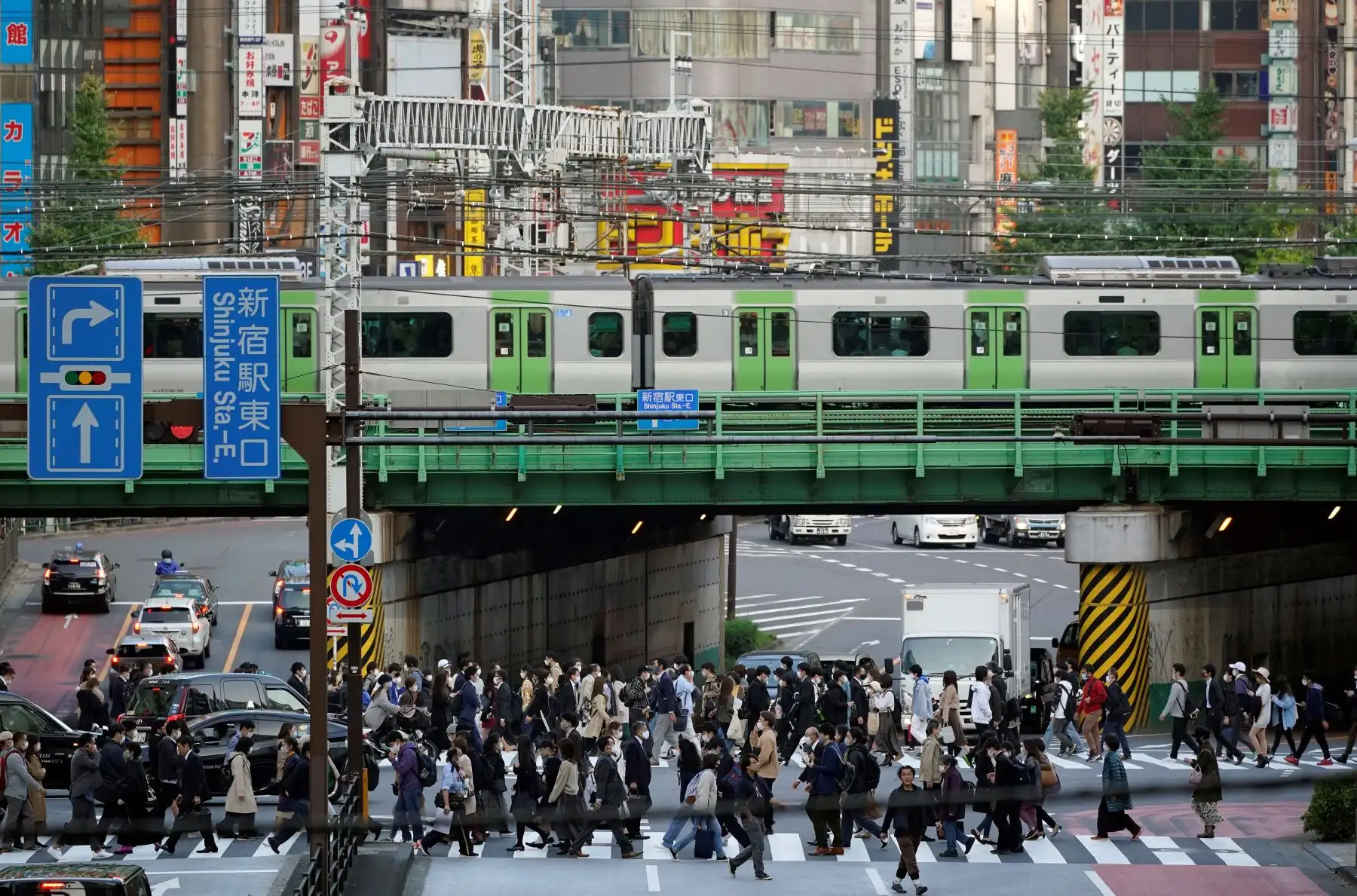 Los peatones cruzan una calle en el centro comercial, empresarial y administrativo de Shinjuku en Tokio, Japón. Foto: EFE