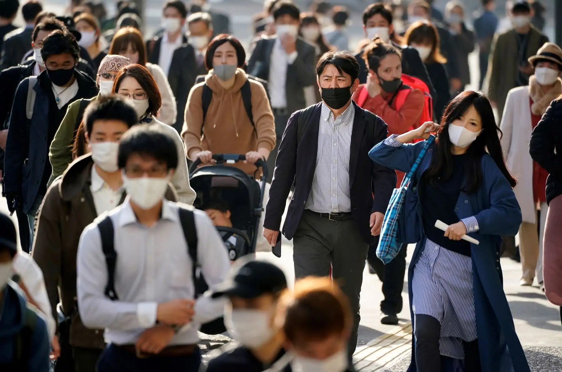 Los peatones caminan por el centro comercial, empresarial y administrativo de Shinjuku en Tokio, Japón. Foto: EFE