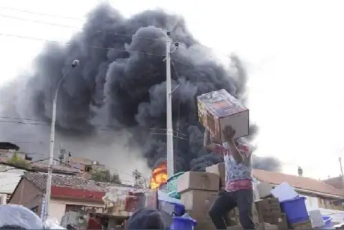 Pudo ser un corto circuito el que originó el fuego en un establecimiento de venta de productos a base de tecnopor y plásticos, y debido al material inflamable se propagó a una botica y un local de venta de artículos para bebés.  Foto: Aurelio Obispo Alejo.