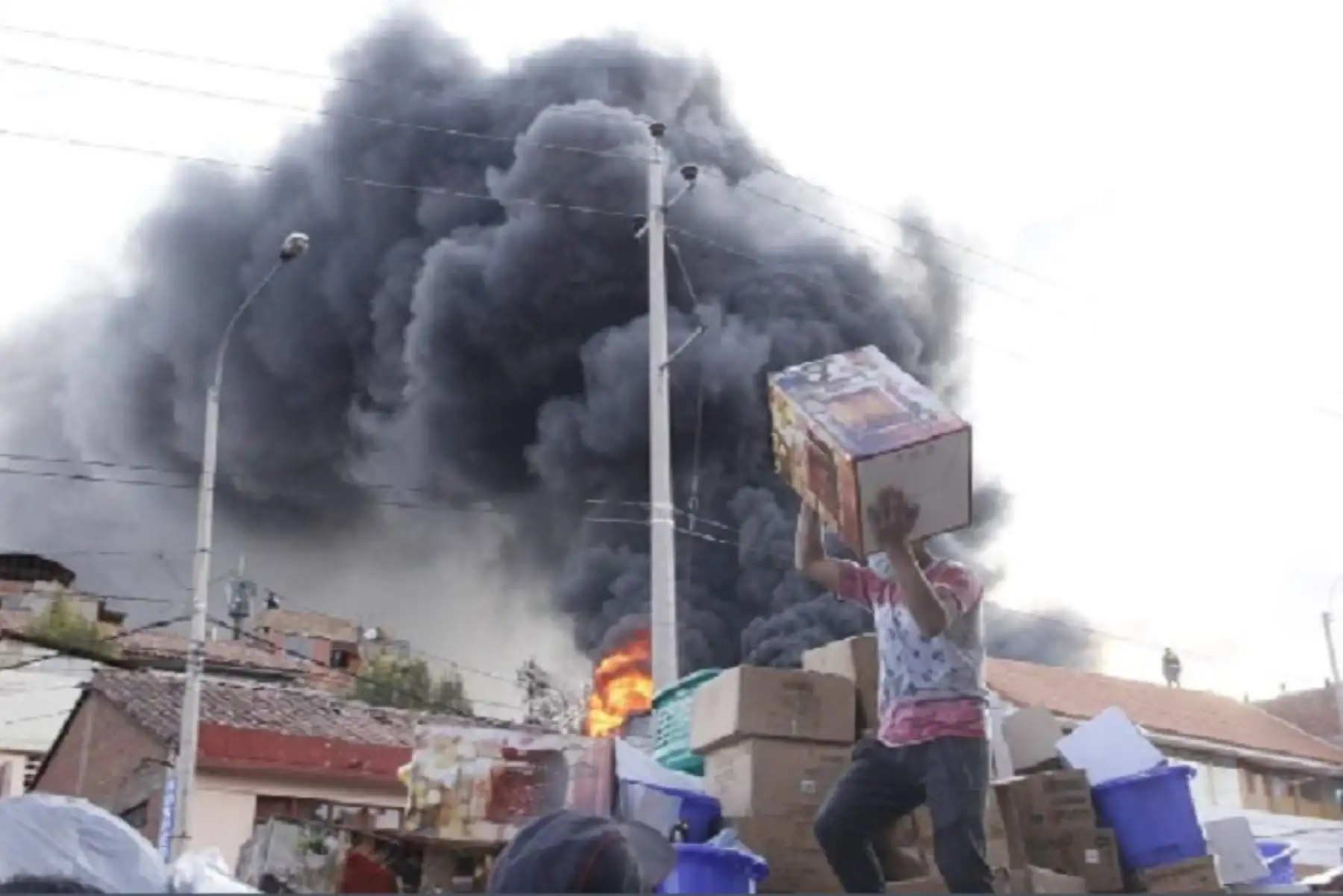 Pudo ser un corto circuito el que originó el fuego en un establecimiento de venta de productos a base de tecnopor y plásticos, y debido al material inflamable se propagó a una botica y un local de venta de artículos para bebés.  Foto: Aurelio Obispo Alejo.