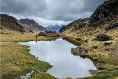 Laraos es una comunidad ubicada en el distrito del mismo nombre, asentada a 3563 metros sobre el nivel del mar, y es conocida como una represa natural de agua por la presencia de bofedales altoandinos que se encuentran en su territorio,